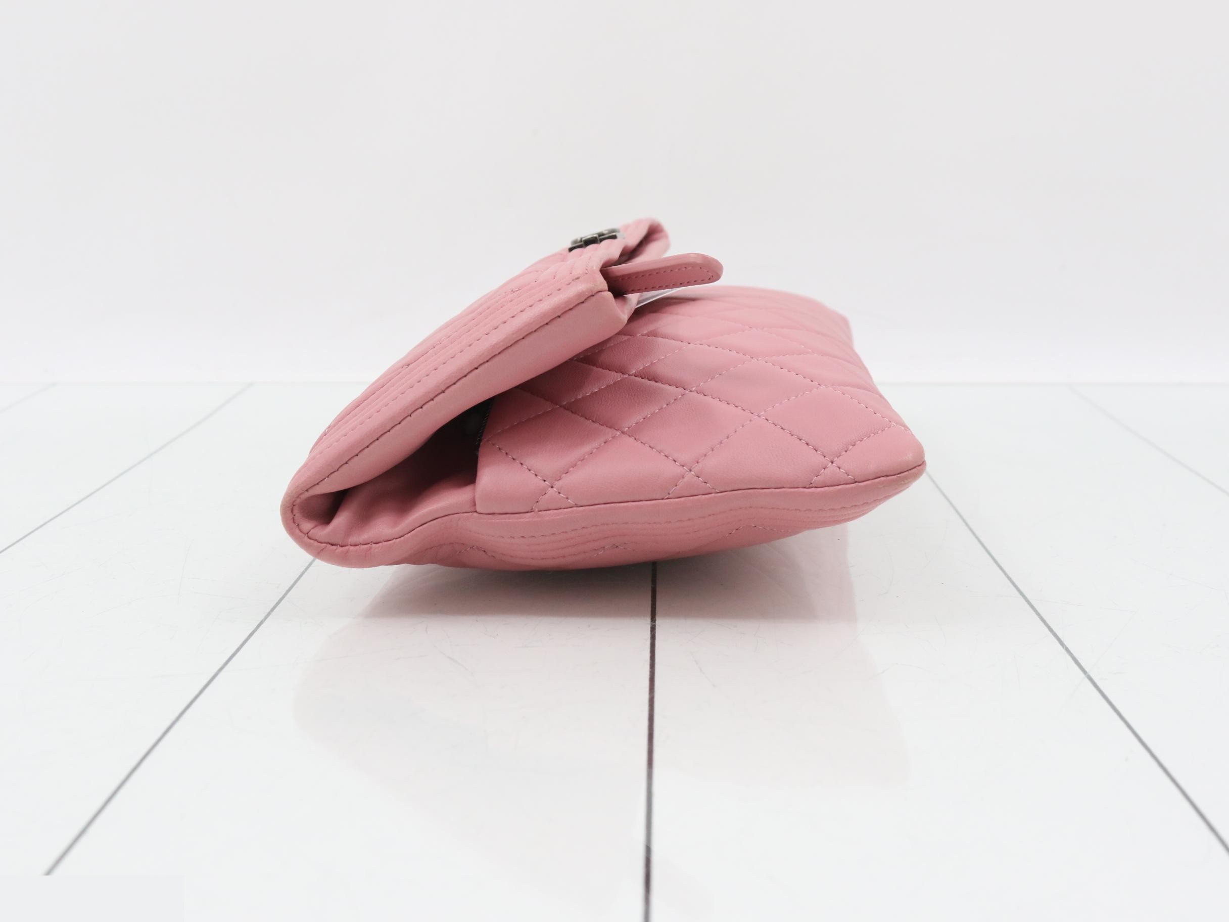Boy Chanel clutch bag, lambskin, pink — view 4