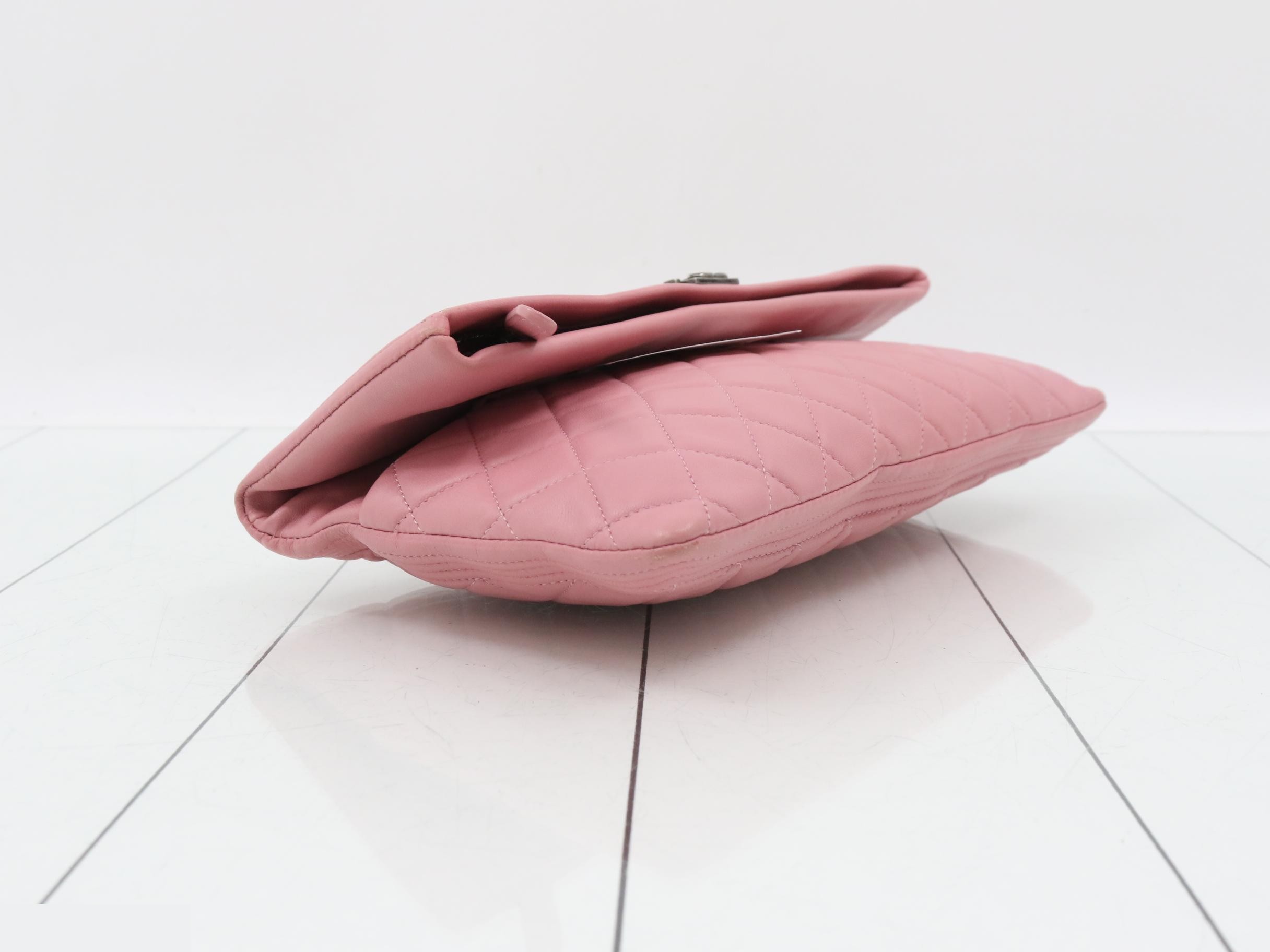 Boy Chanel clutch bag, lambskin, pink — view 5