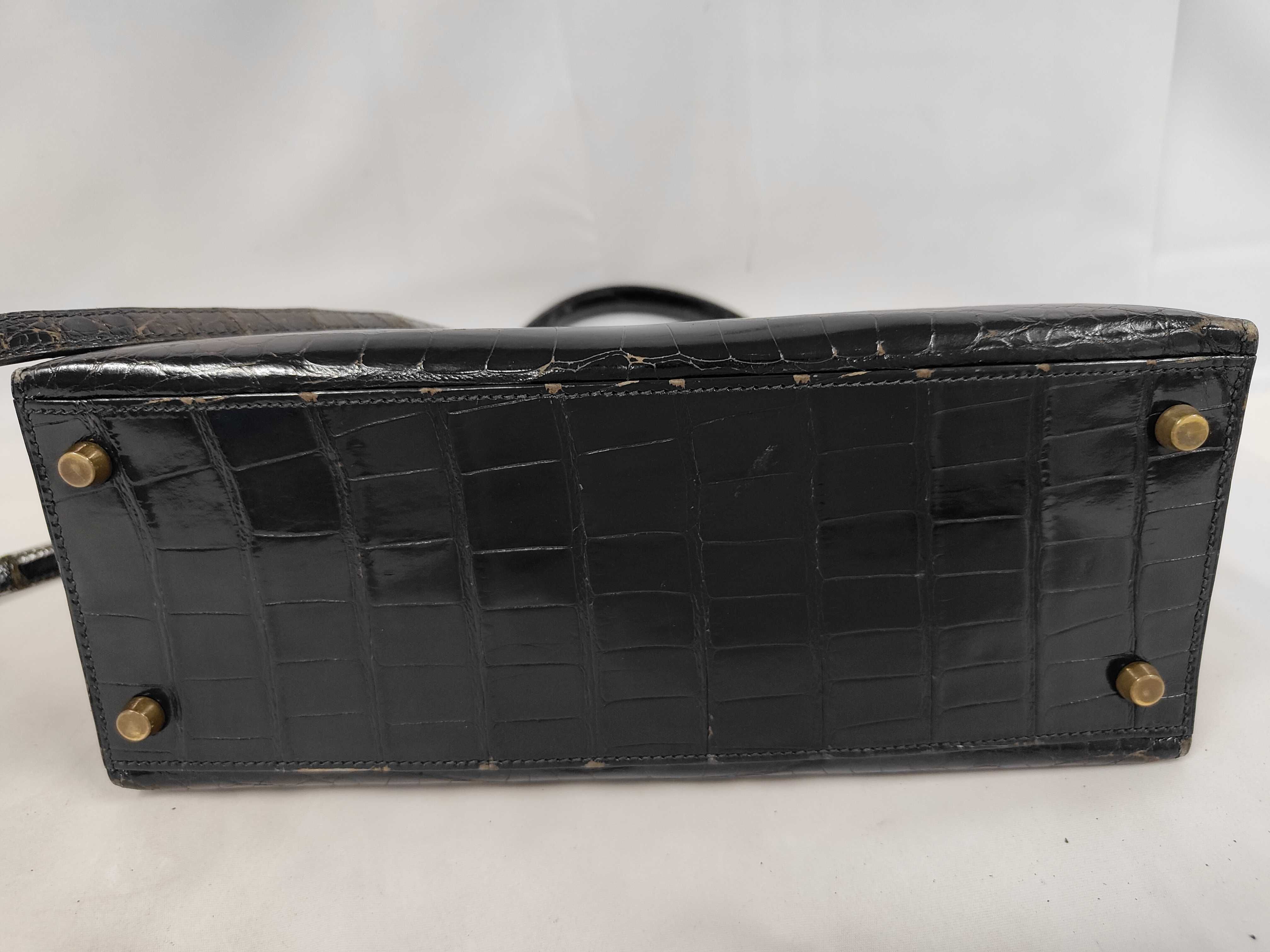 Kelly 28 Sellier Alligator Black Gold Hardware R Stamp Handbag — view 4