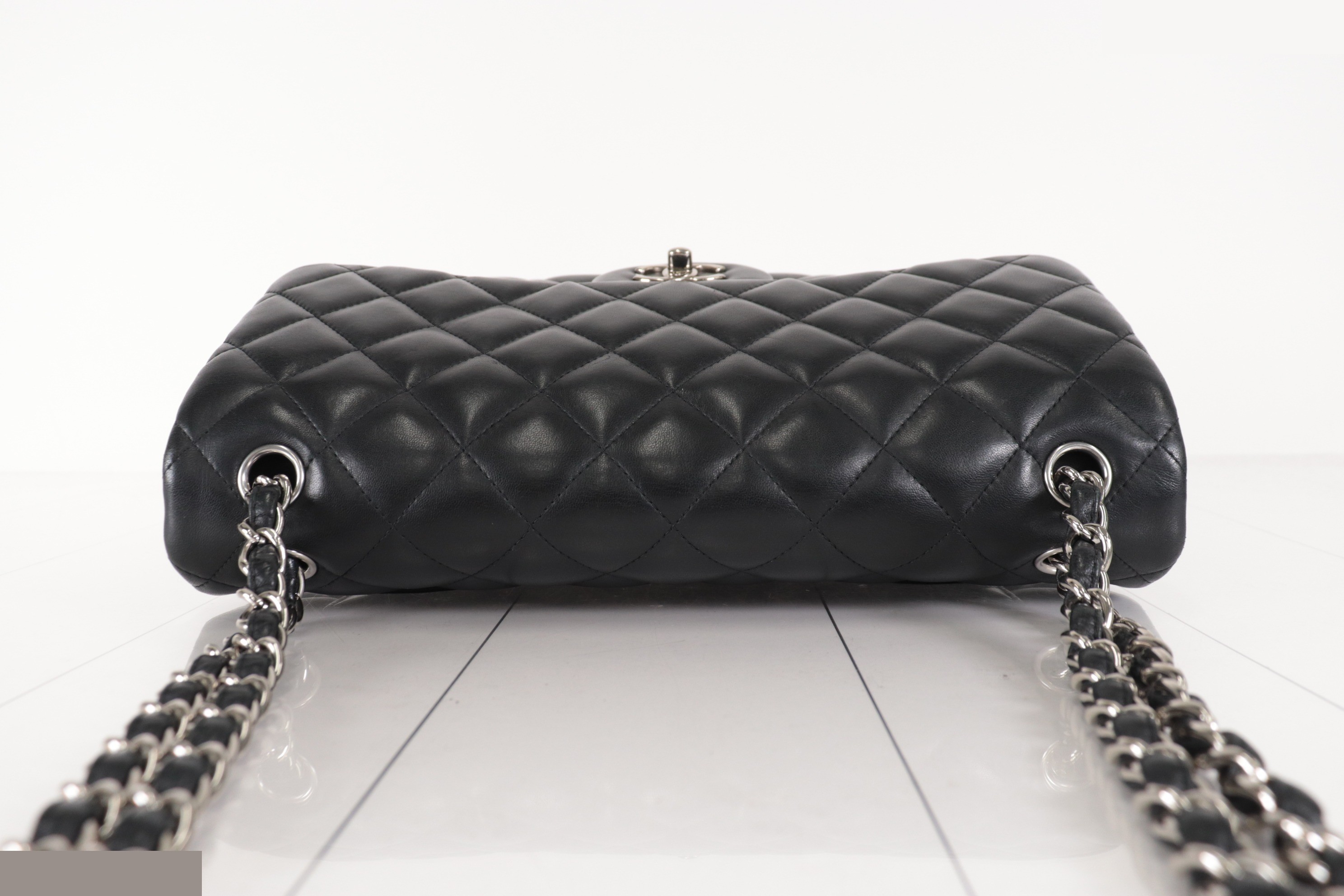 Double flap 30, lambskin, chain shoulder bag, silver hardware, 15 series. — view 5