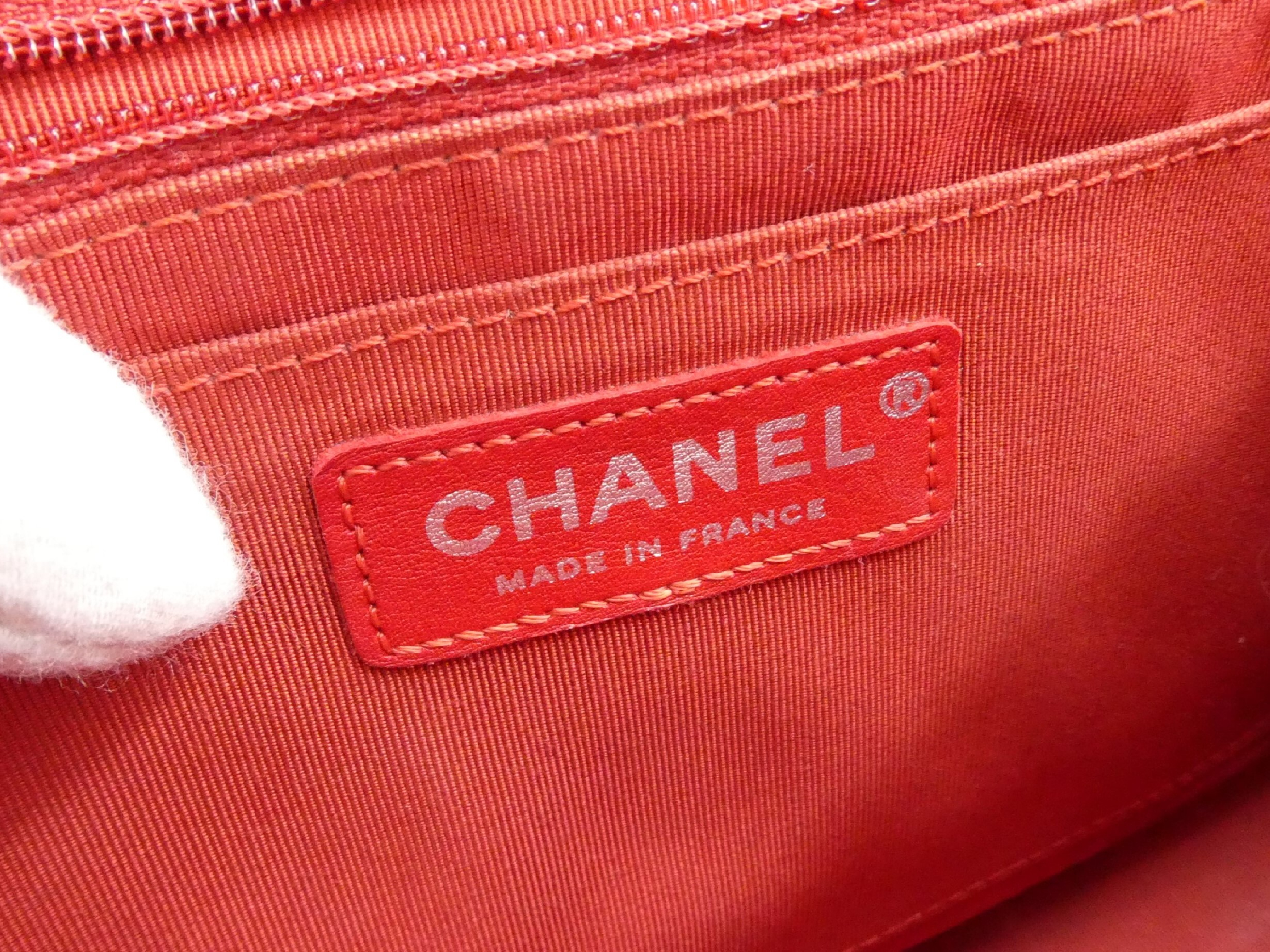 V-stitch Lion Coco Mark Turnlock Double Chain Shoulder Bag — view 8