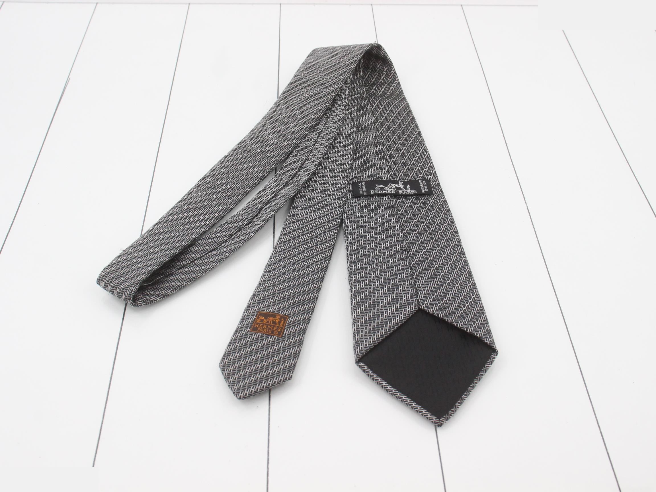 tie — view 2