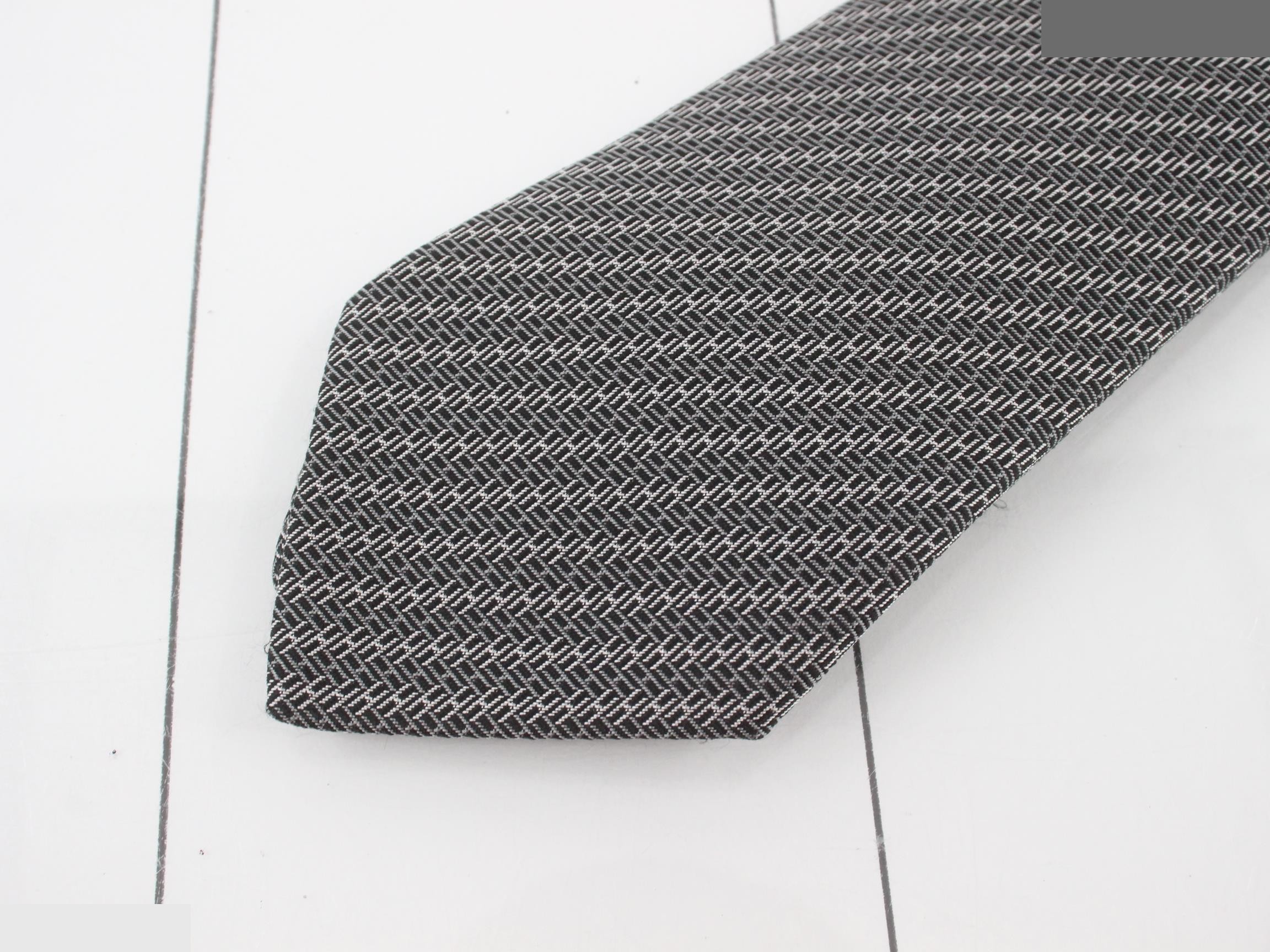 tie — view 3