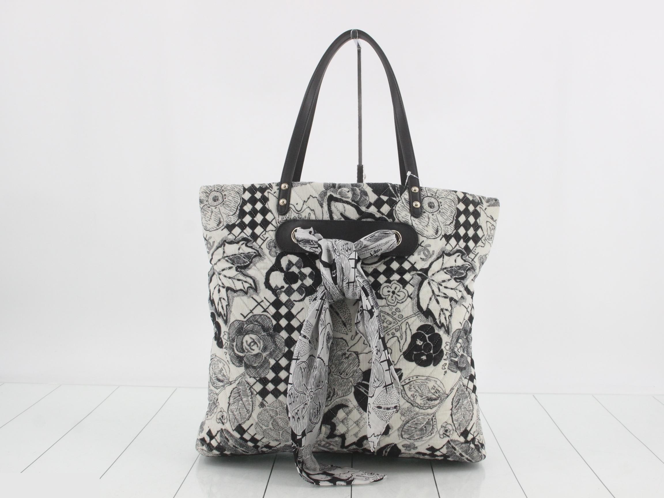 Camellia tote bag, corduroy x leather, serial number 26, stored item, white x black.