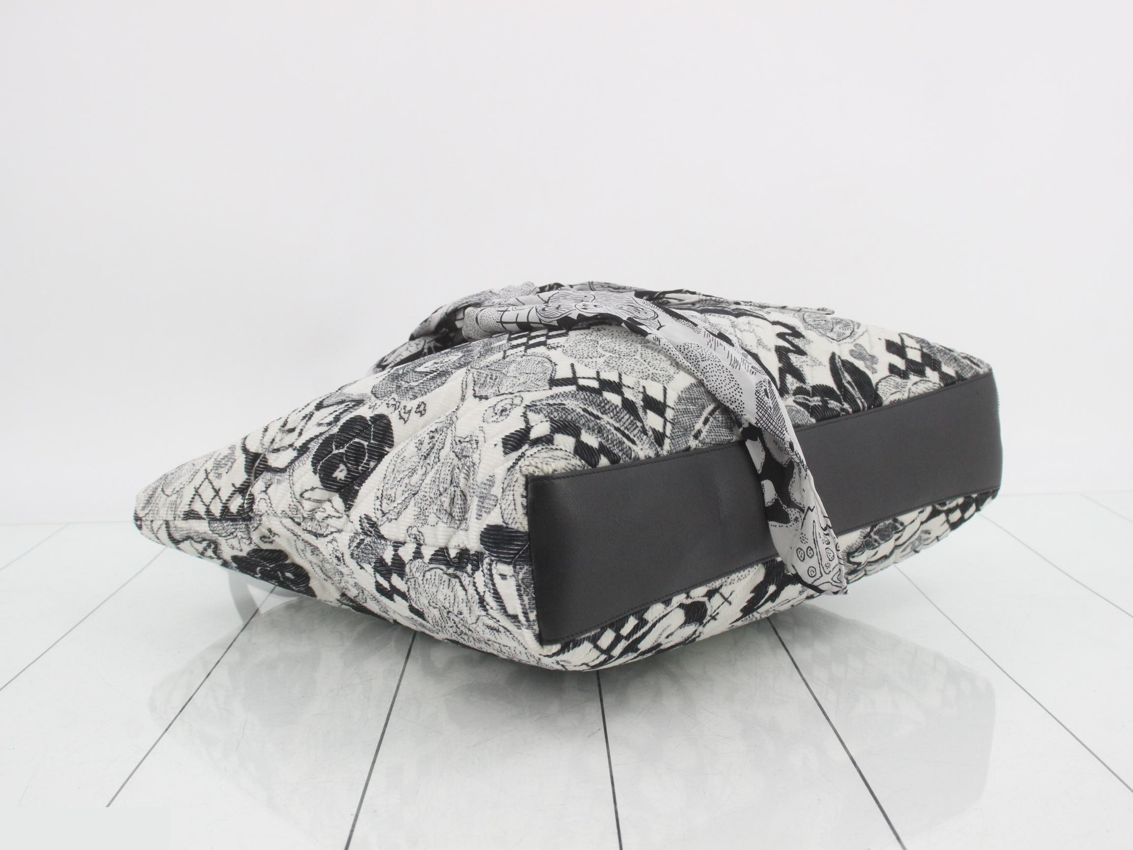 Camellia tote bag, corduroy x leather, serial number 26, stored item, white x black. — view 5