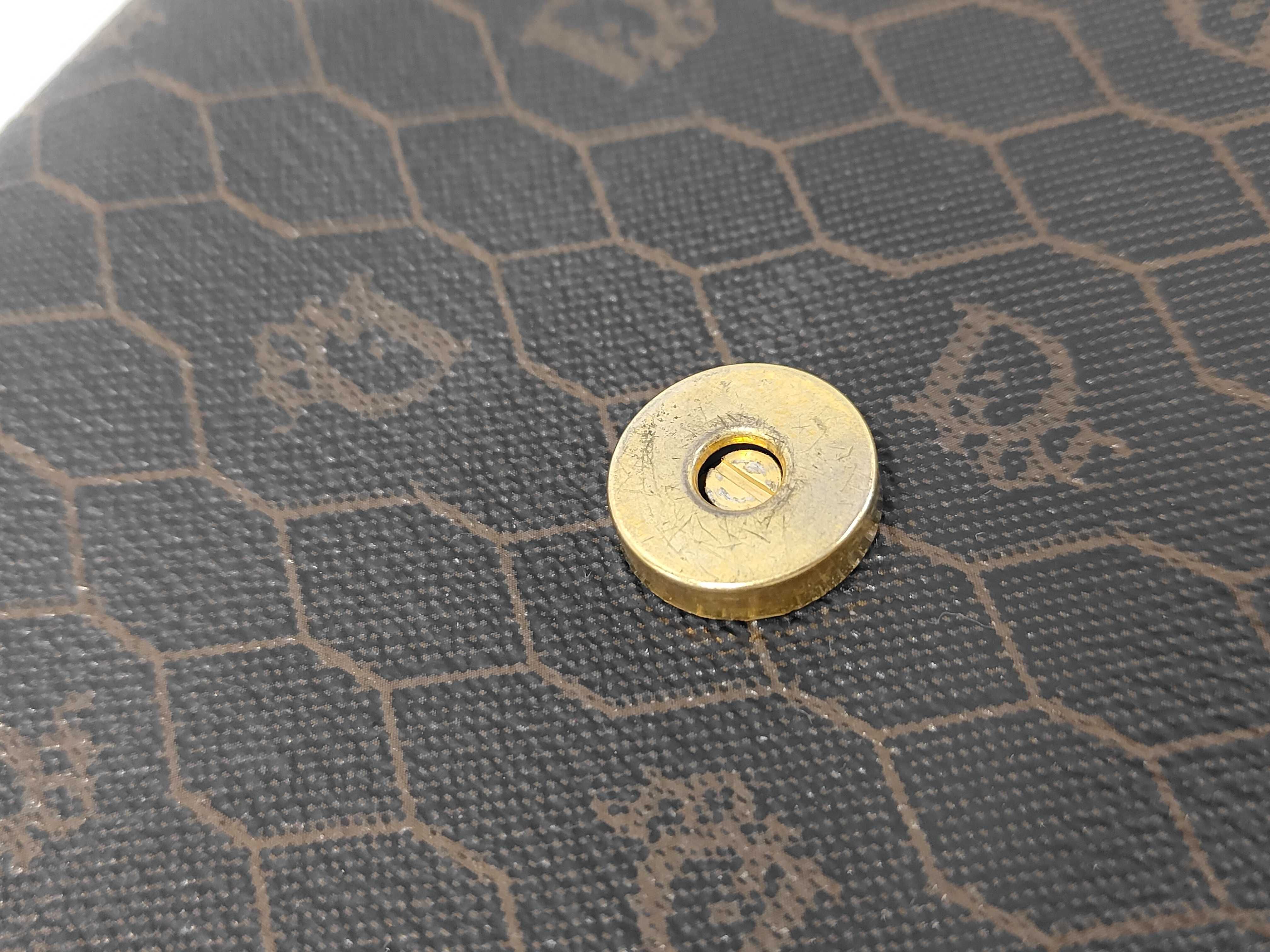 Honeycomb Pattern Chain Shoulder Bag — view 10
