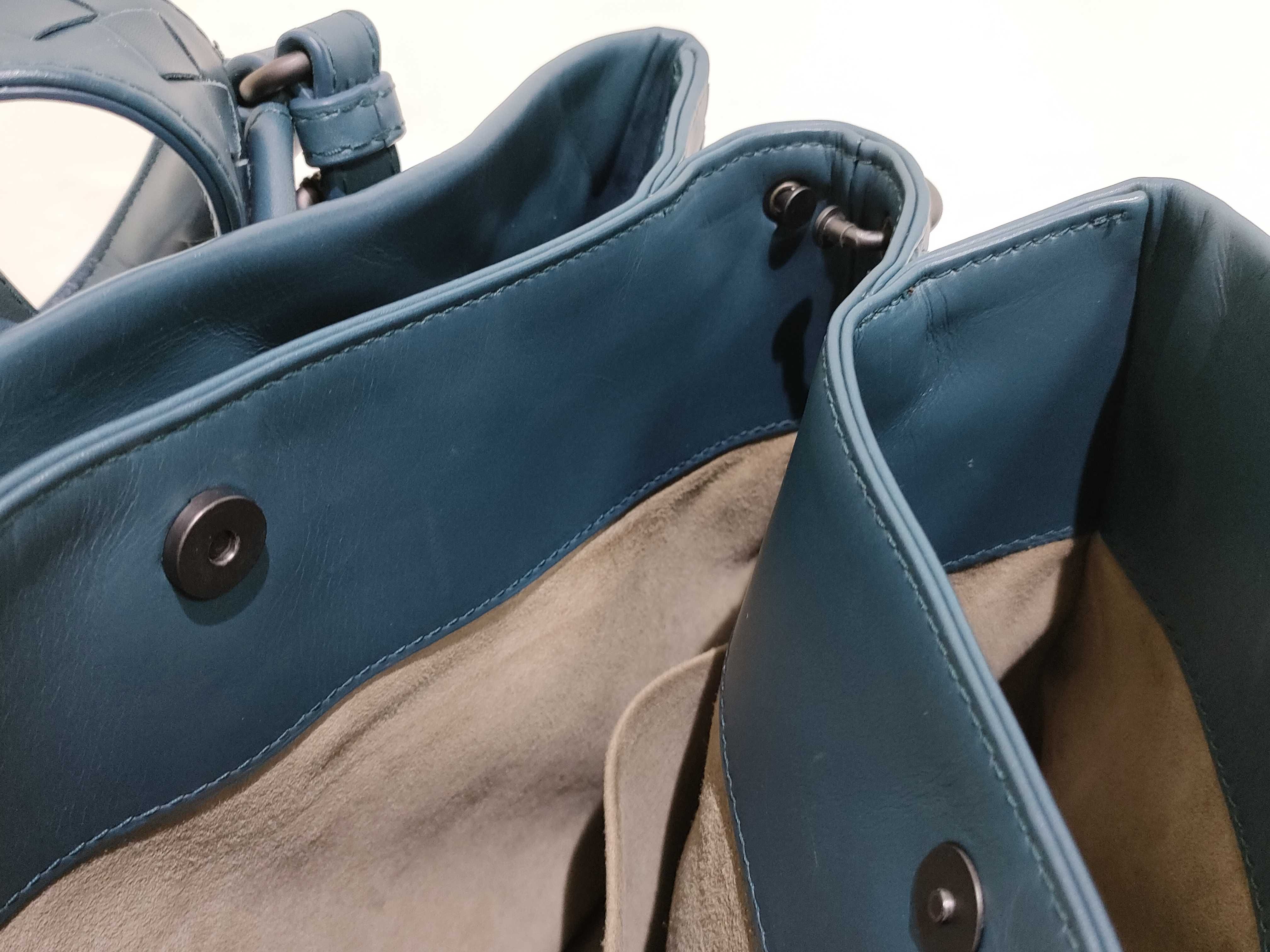 Intrecciato Bottega Veneta Leather 2-Way Handbag Navy Handbag — view 11