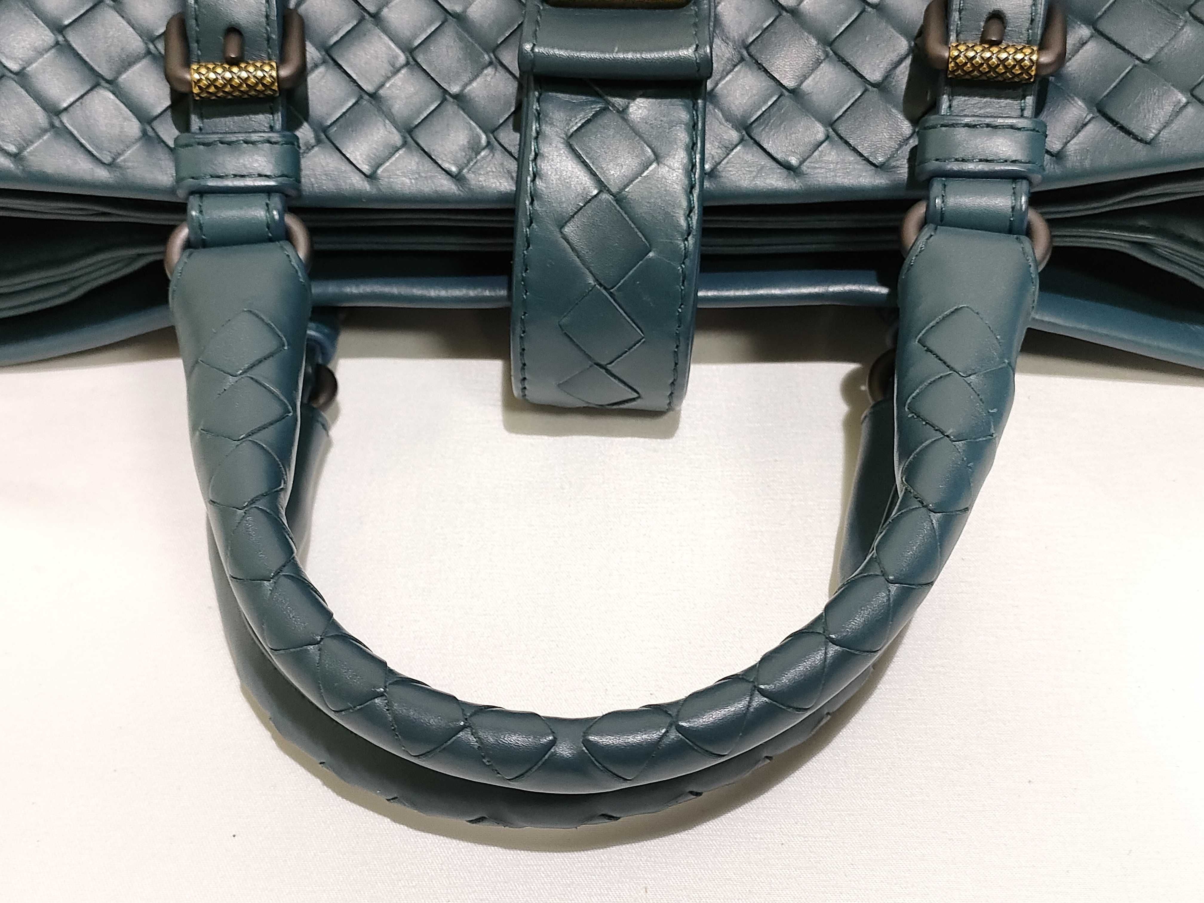 Intrecciato Bottega Veneta Leather 2-Way Handbag Navy Handbag — view 3