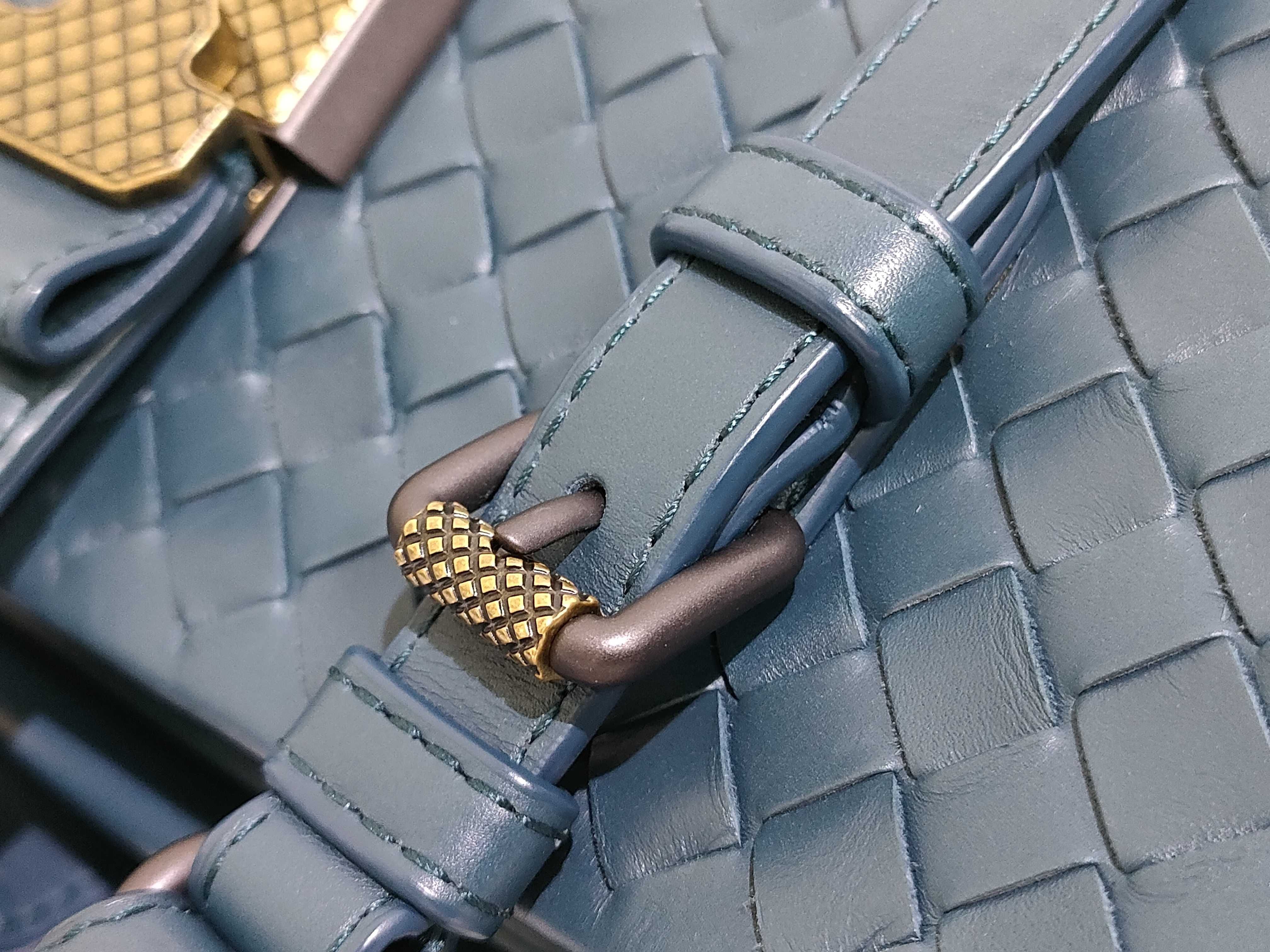 Intrecciato Bottega Veneta Leather 2-Way Handbag Navy Handbag — view 5