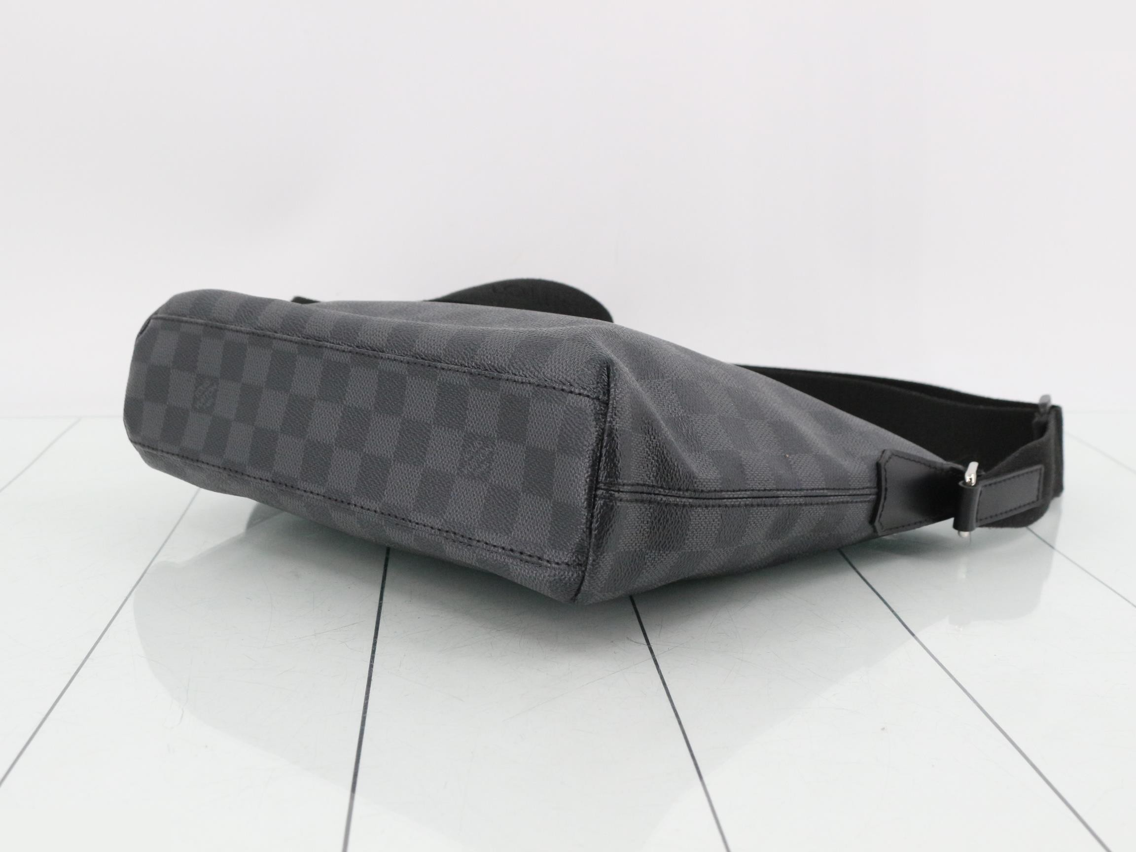 Damier Graphite Shoulder Bag — view 6