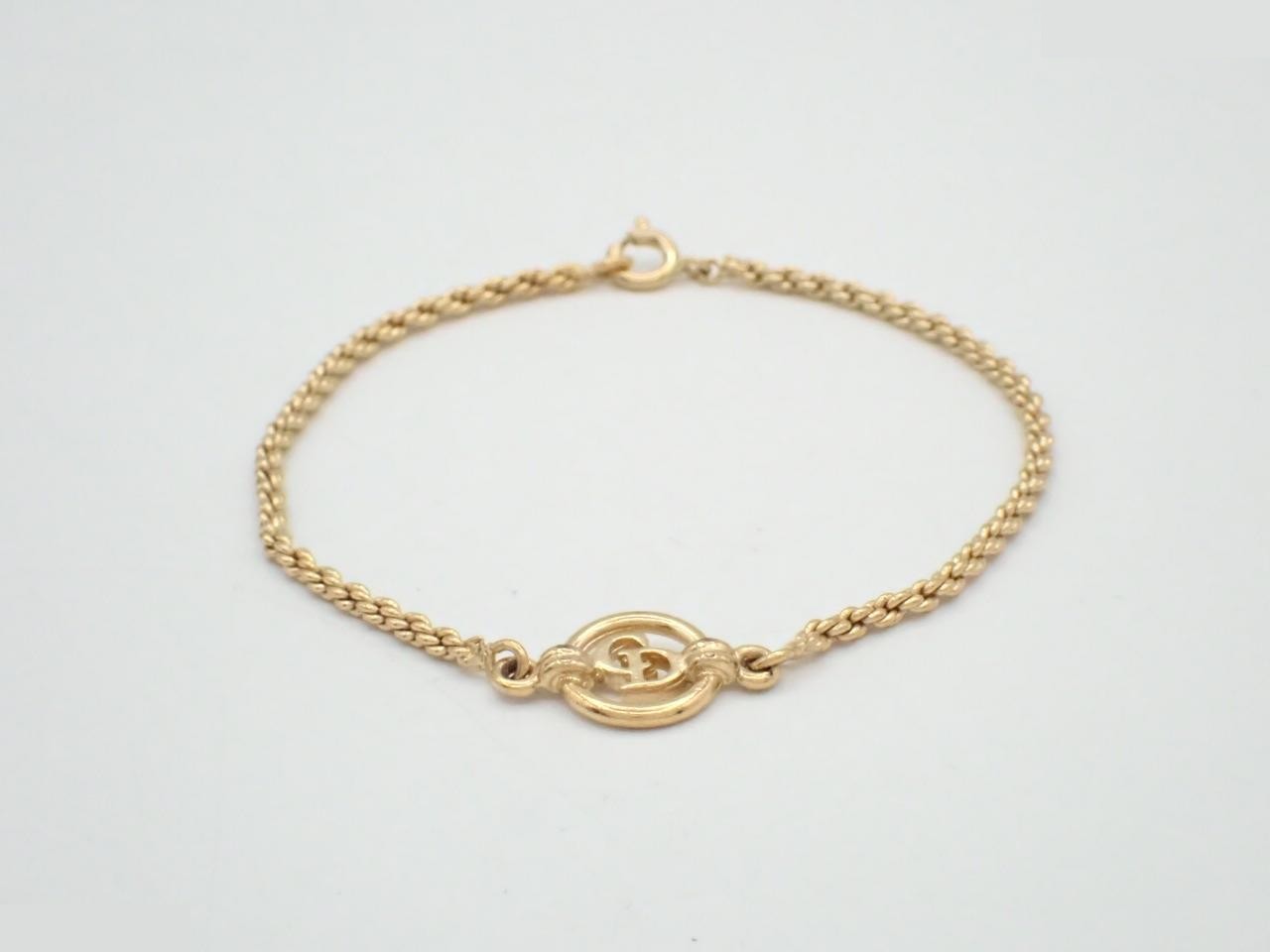 Other lines: Precious metal bracelets and bangles (metal), wrist circumference approximately 18 cm.
