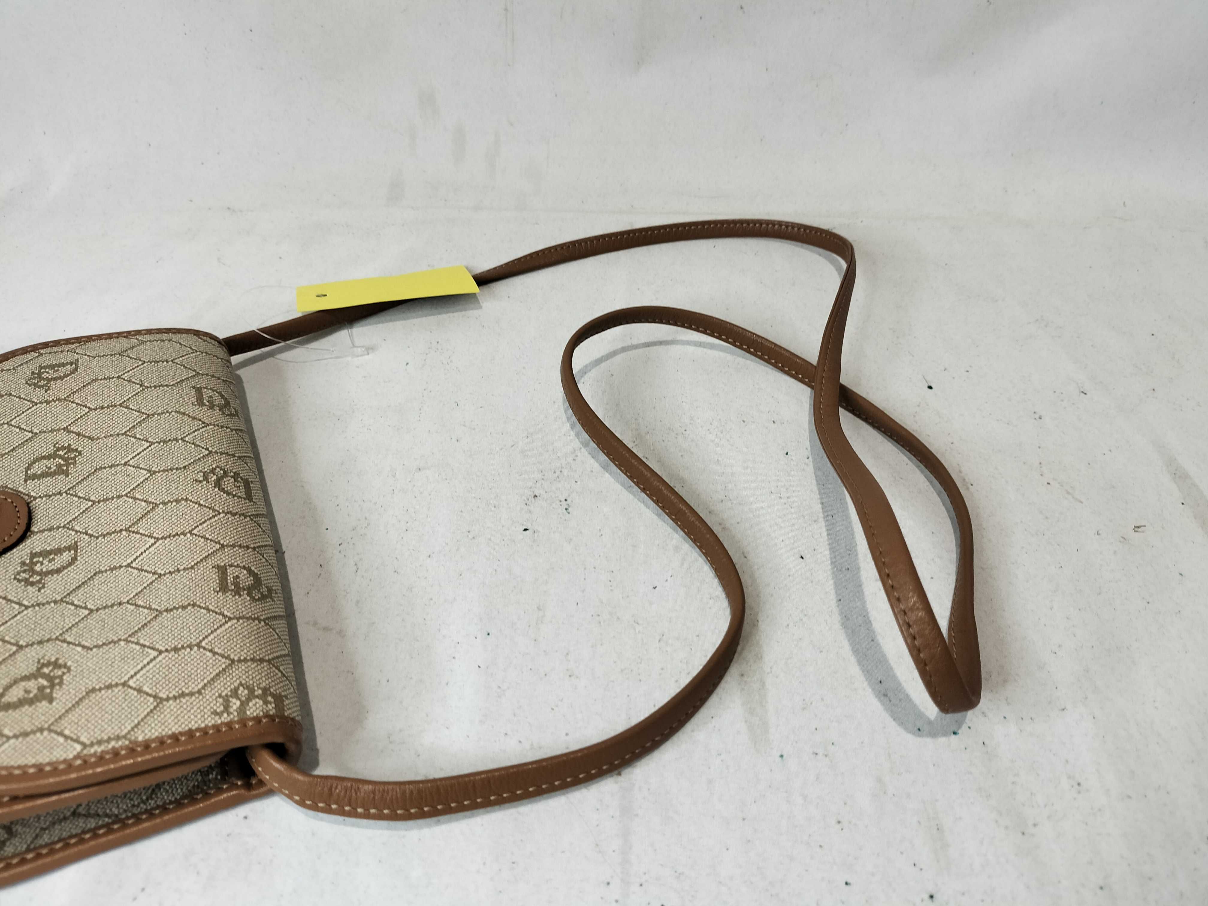 Honeycomb Pattern Pochette Shoulder Bag — view 4