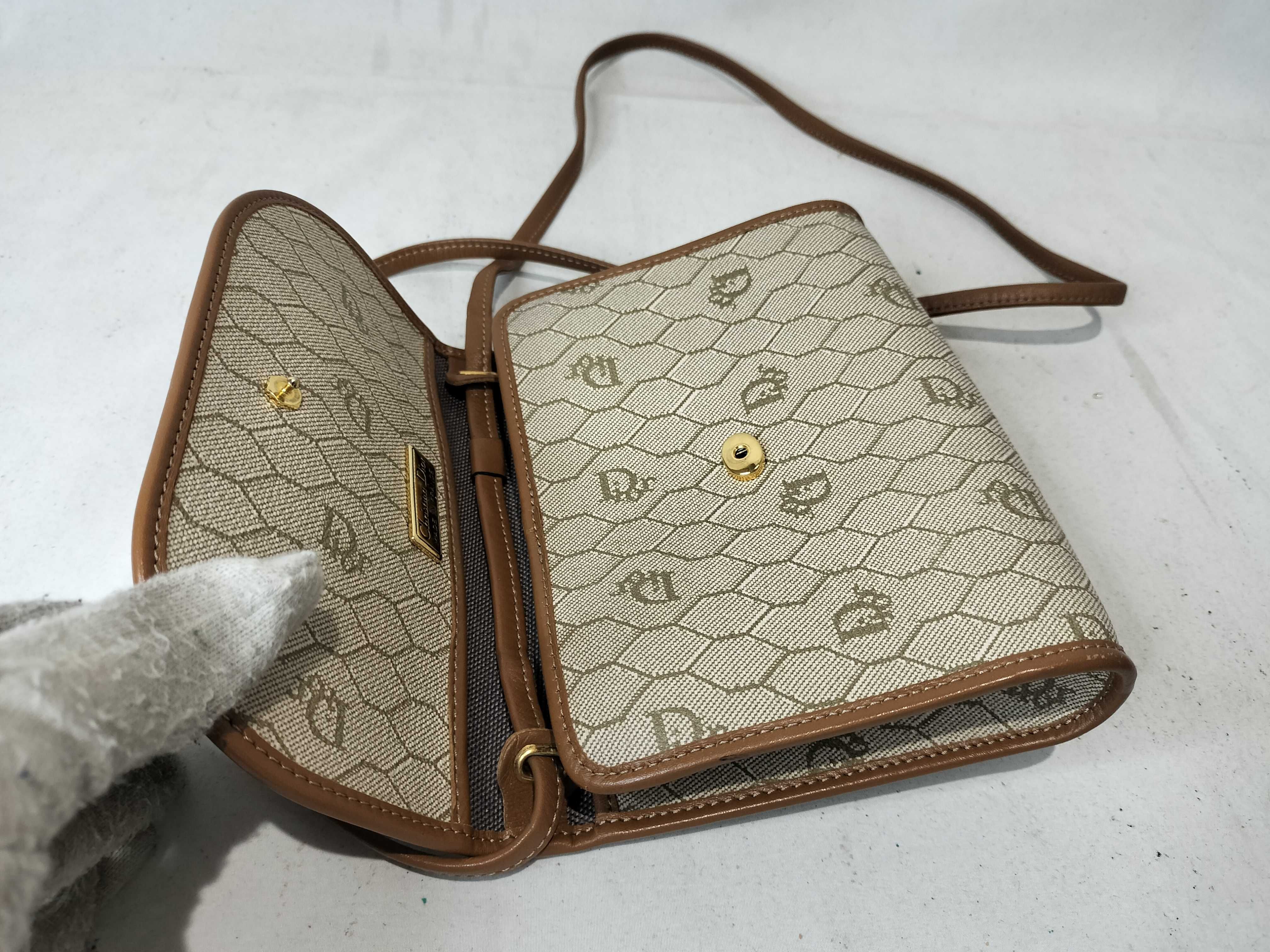 Honeycomb Pattern Pochette Shoulder Bag — view 9