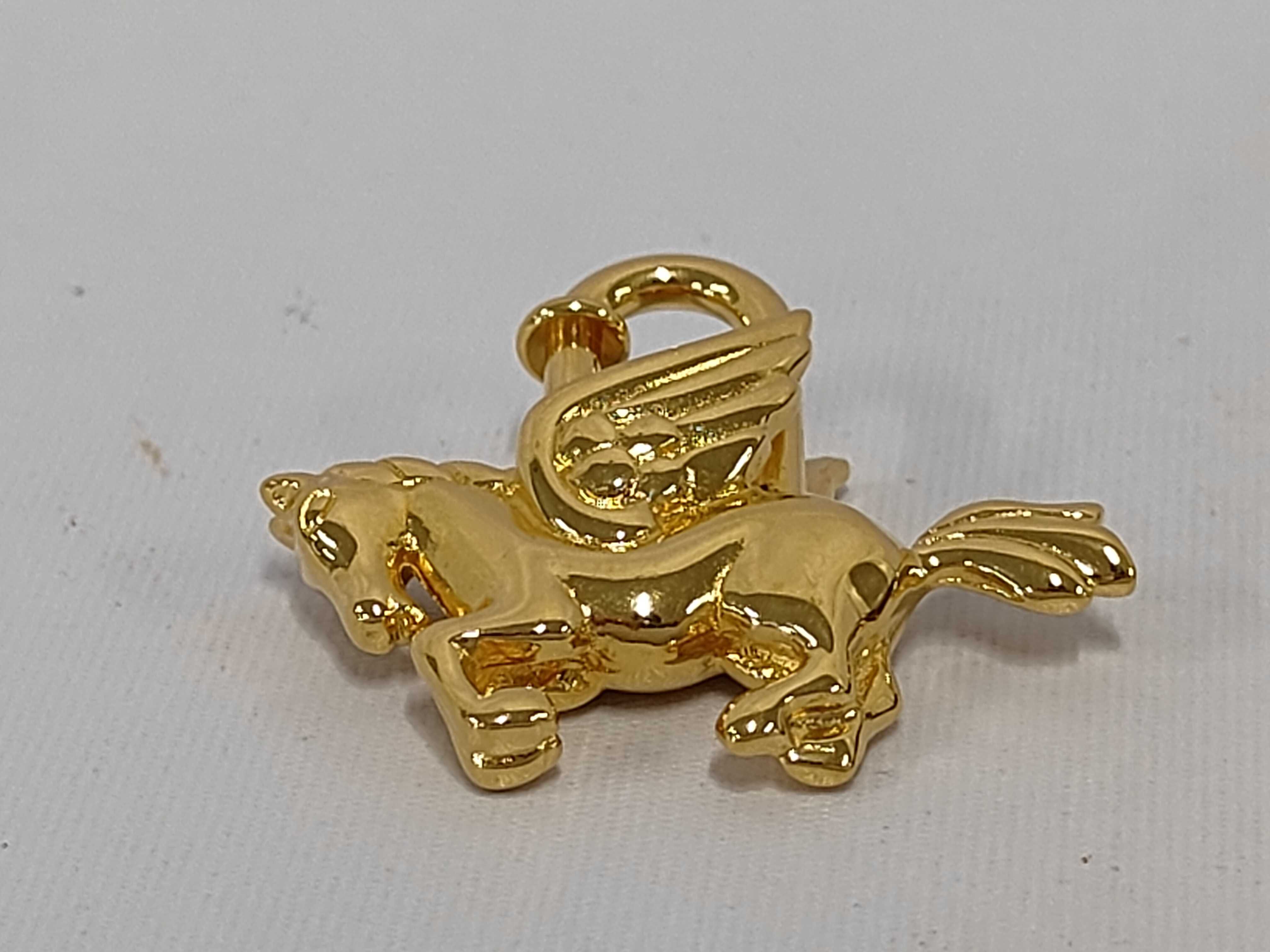 Pegasus Cadena Gold Charm and other accessories — view 3