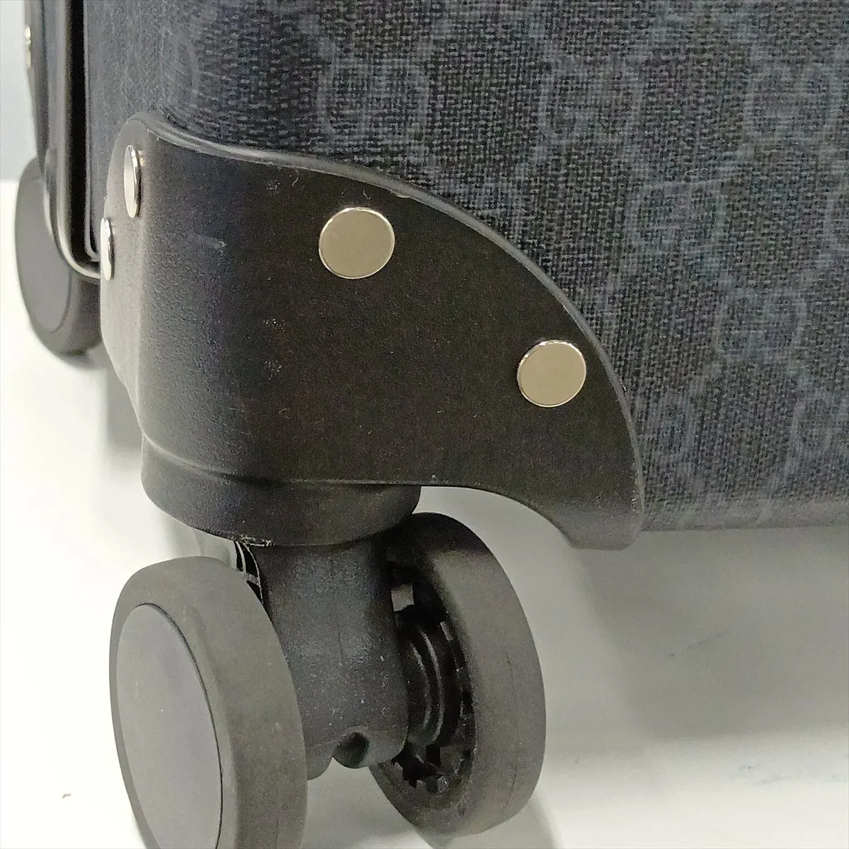 [Individually packaged] Gucci x Globe-Trotter GG Supreme PVC x Leather x Studs Carry Case Black 533621 — view 13
