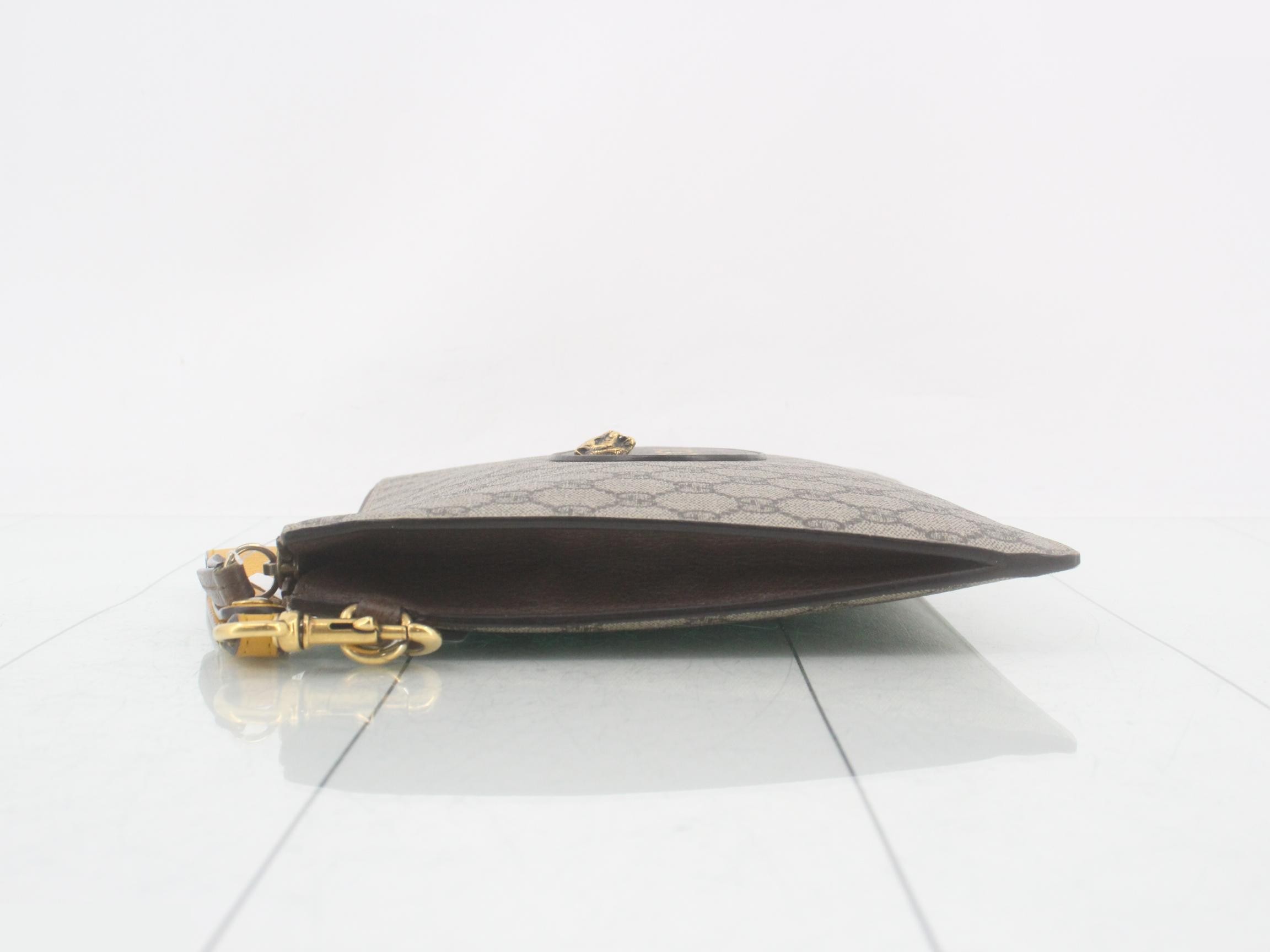 GG Supreme Tiger Head Clutch Bag — view 4