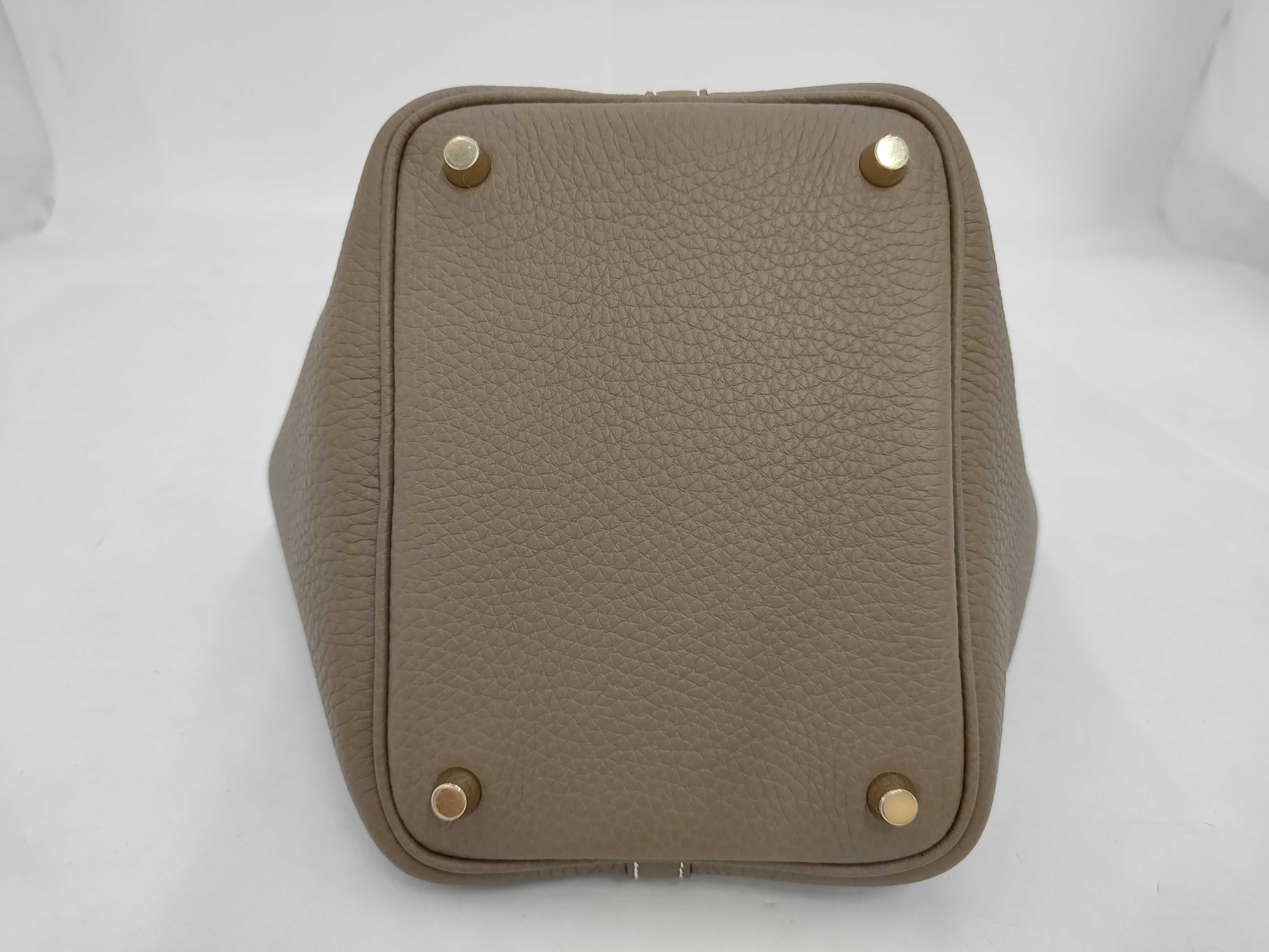 Picotin Lock 18 PM G stamp Gold hardware Taurillon Clemence Etoupe handbag — view 4