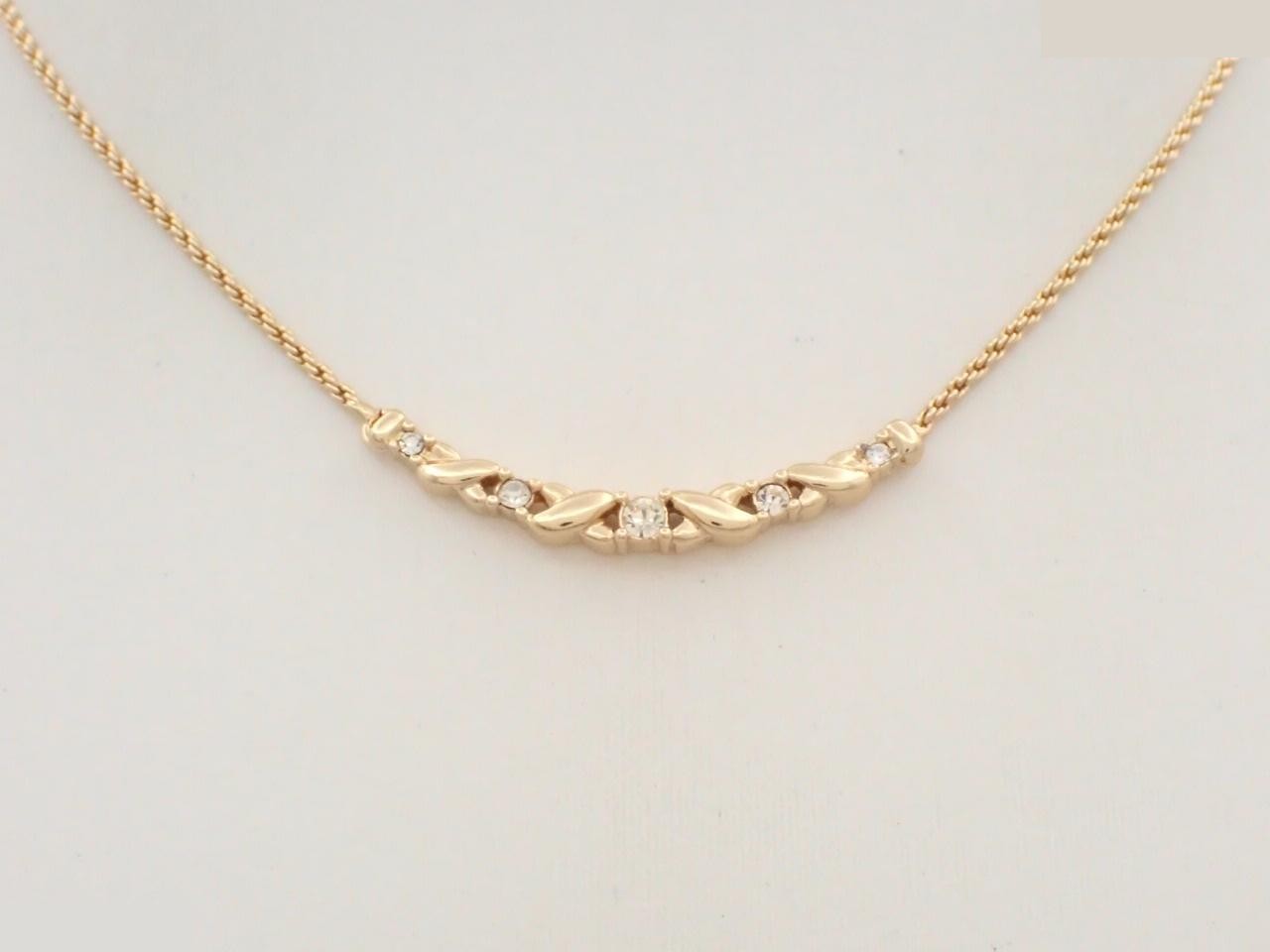 Other lines: Precious metals, necklaces, pendants, chains approximately 40cm long.