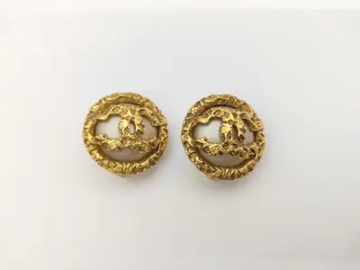 Coco Mark Gold Pearl Earrings