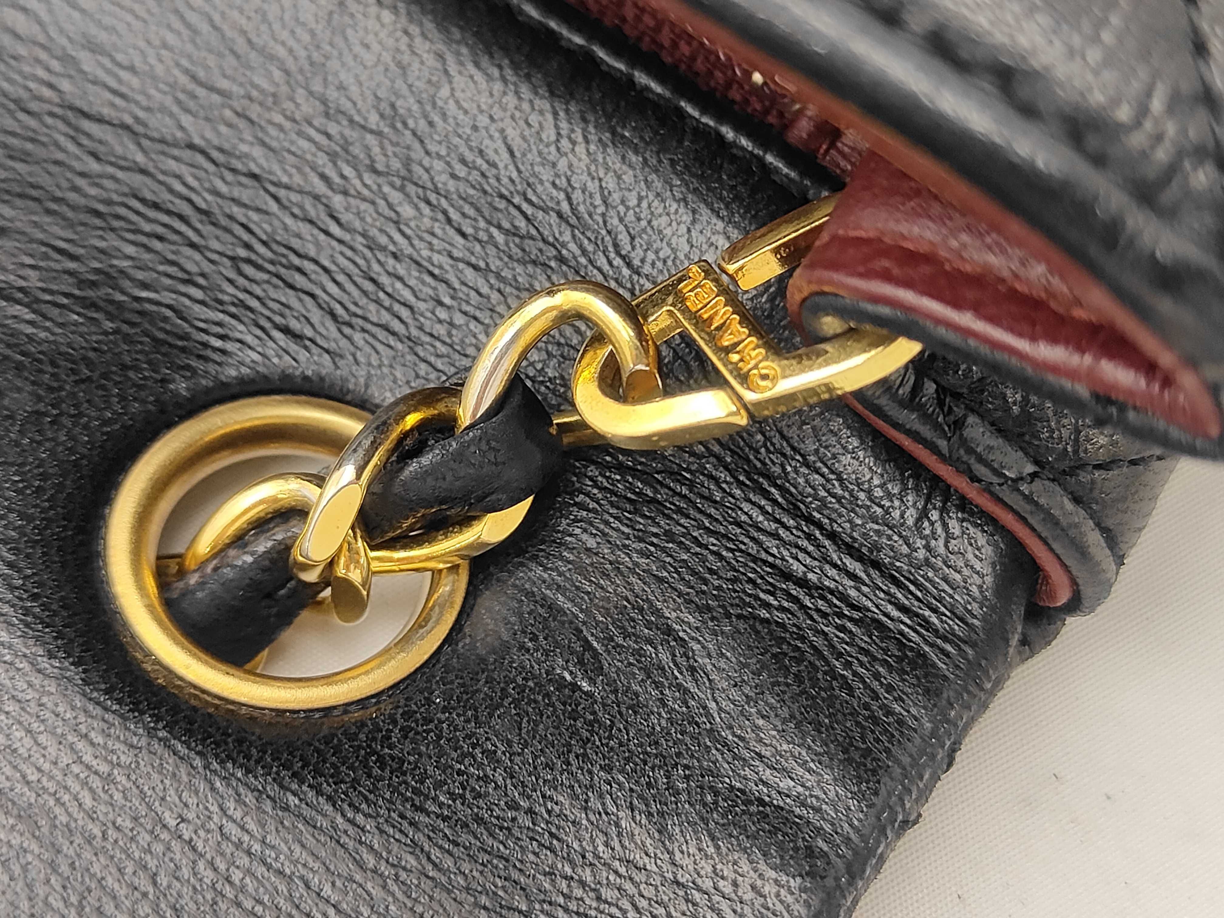 Matelassé Full Flap Black Gold Hardware Chain Shoulder Bag — view 5