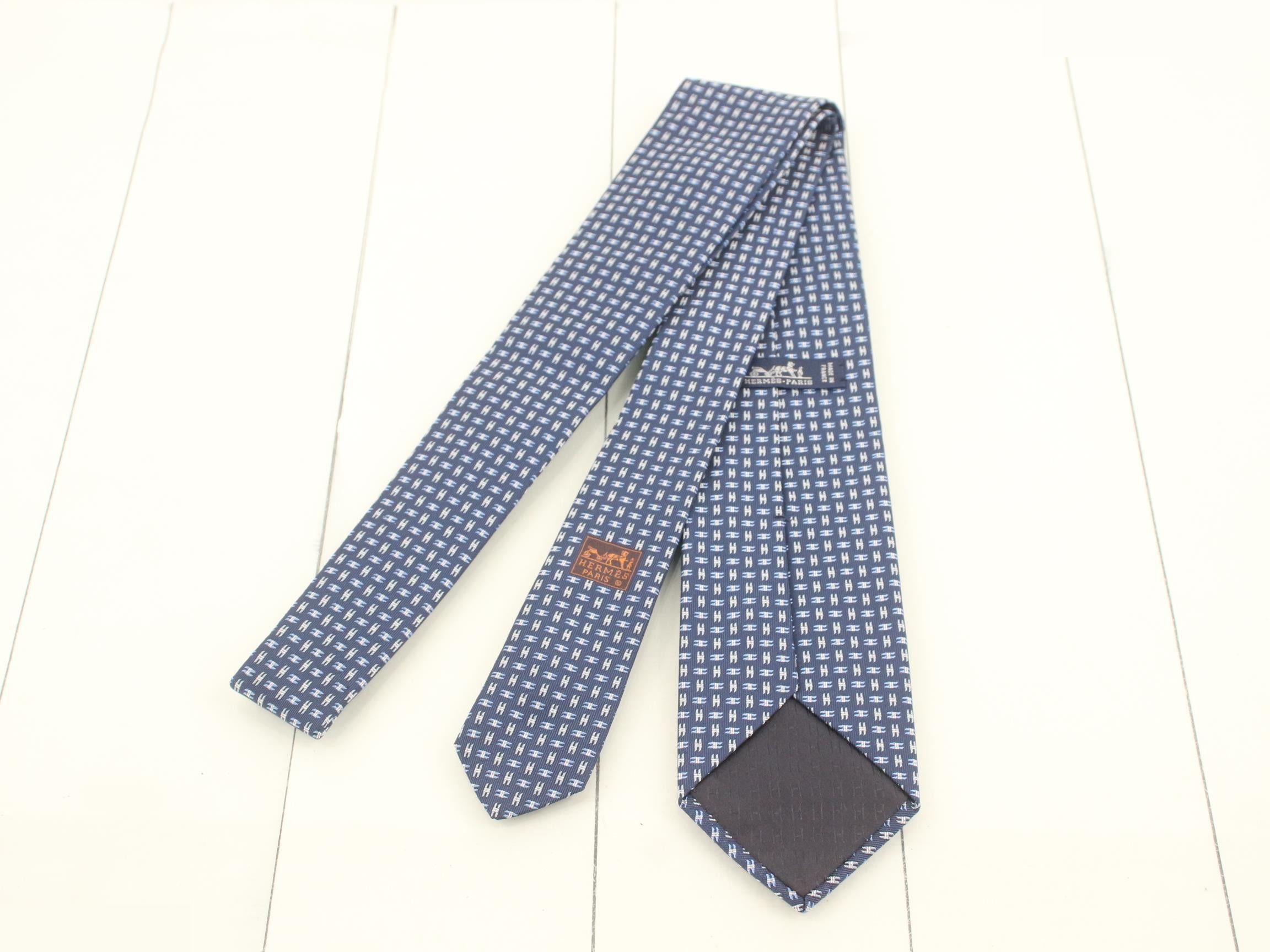 H-pattern tie — view 2