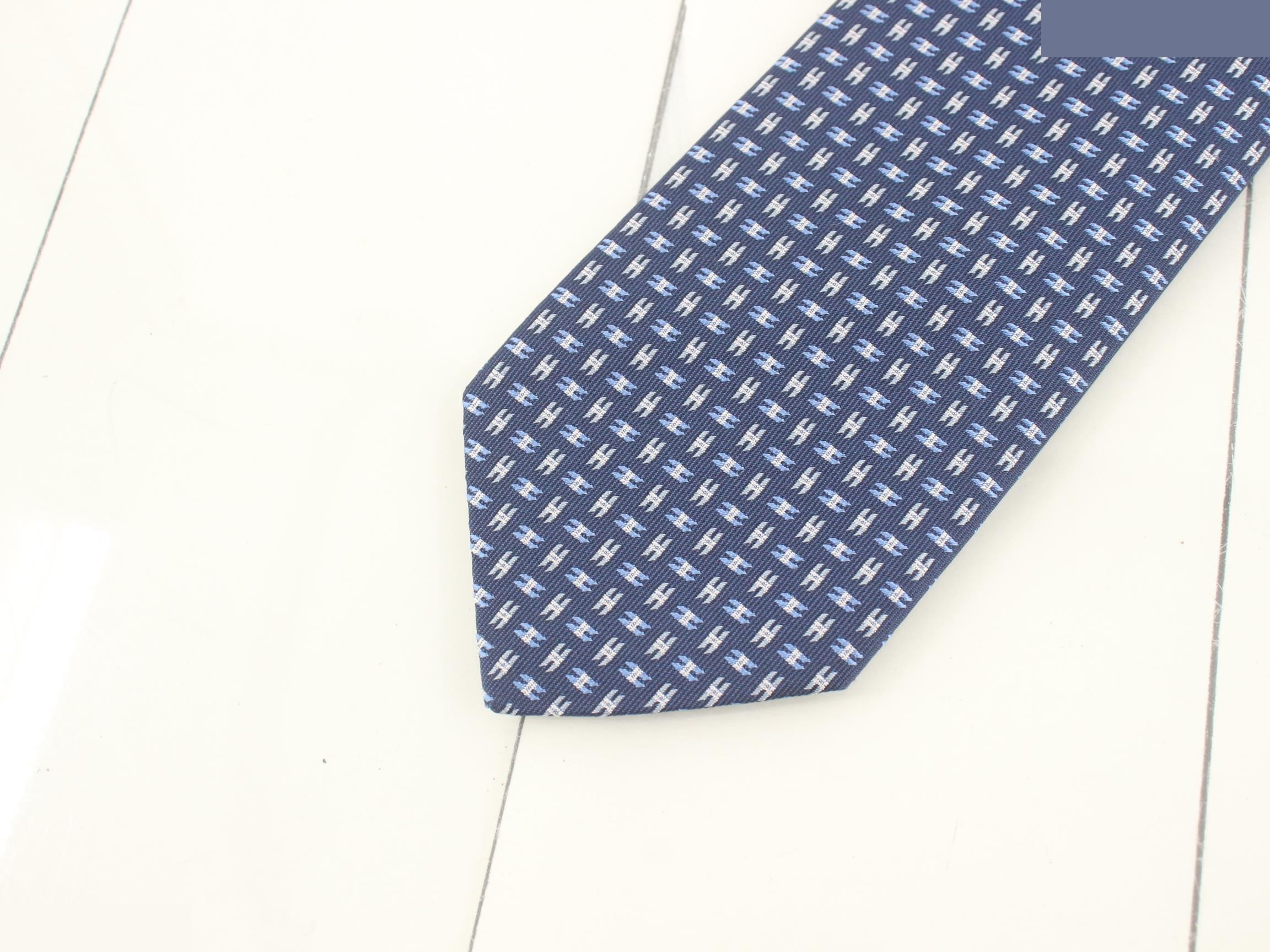 H-pattern tie — view 3