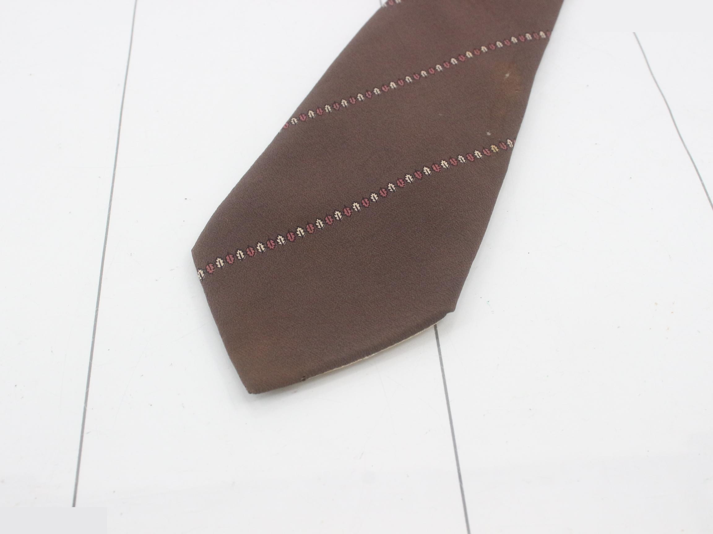 tie — view 3