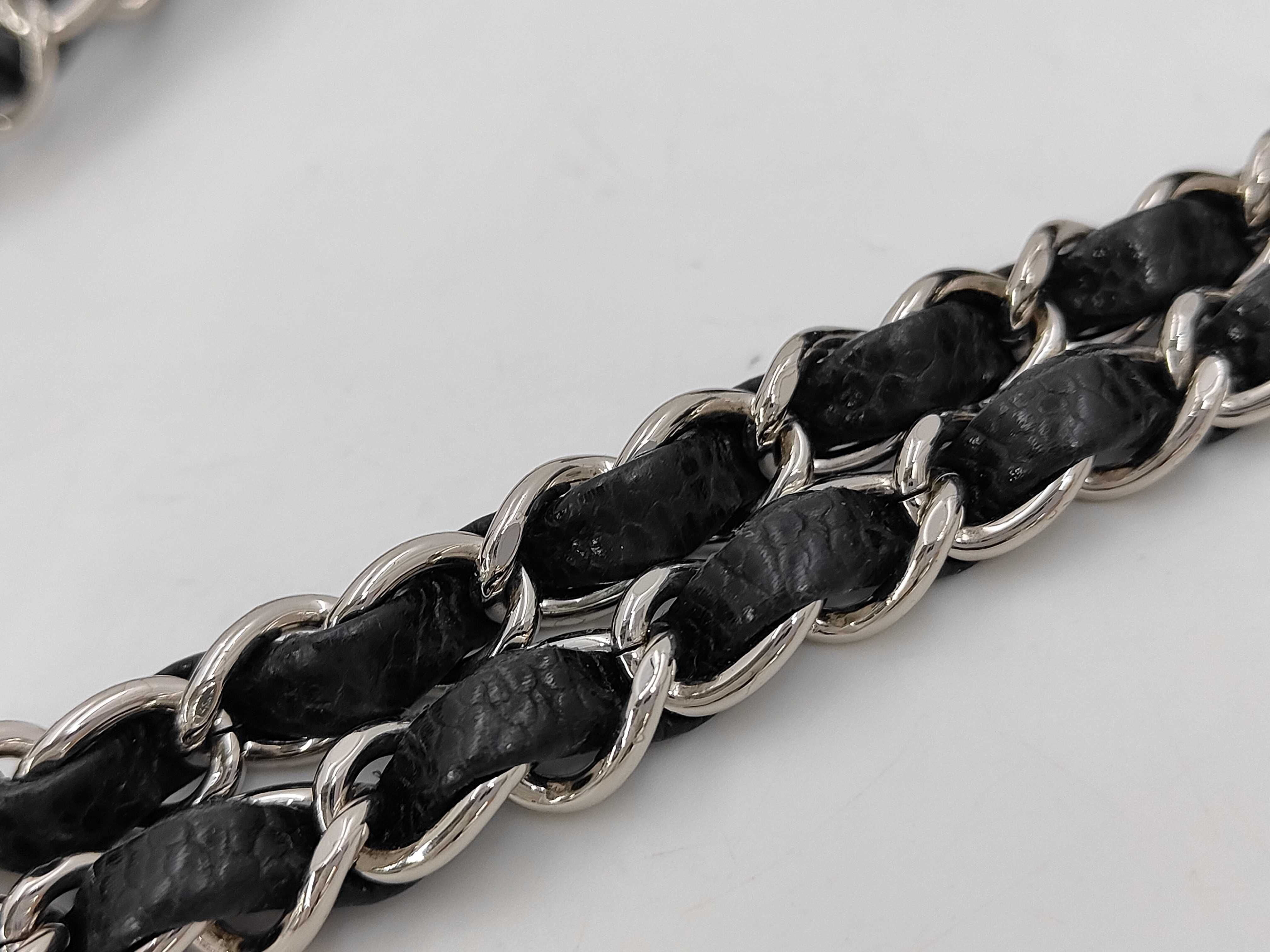 Matelassé 25 Caviar Skin Black Silver Hardware Double Flap Shoulder Bag (Serial Number 29) — view 4