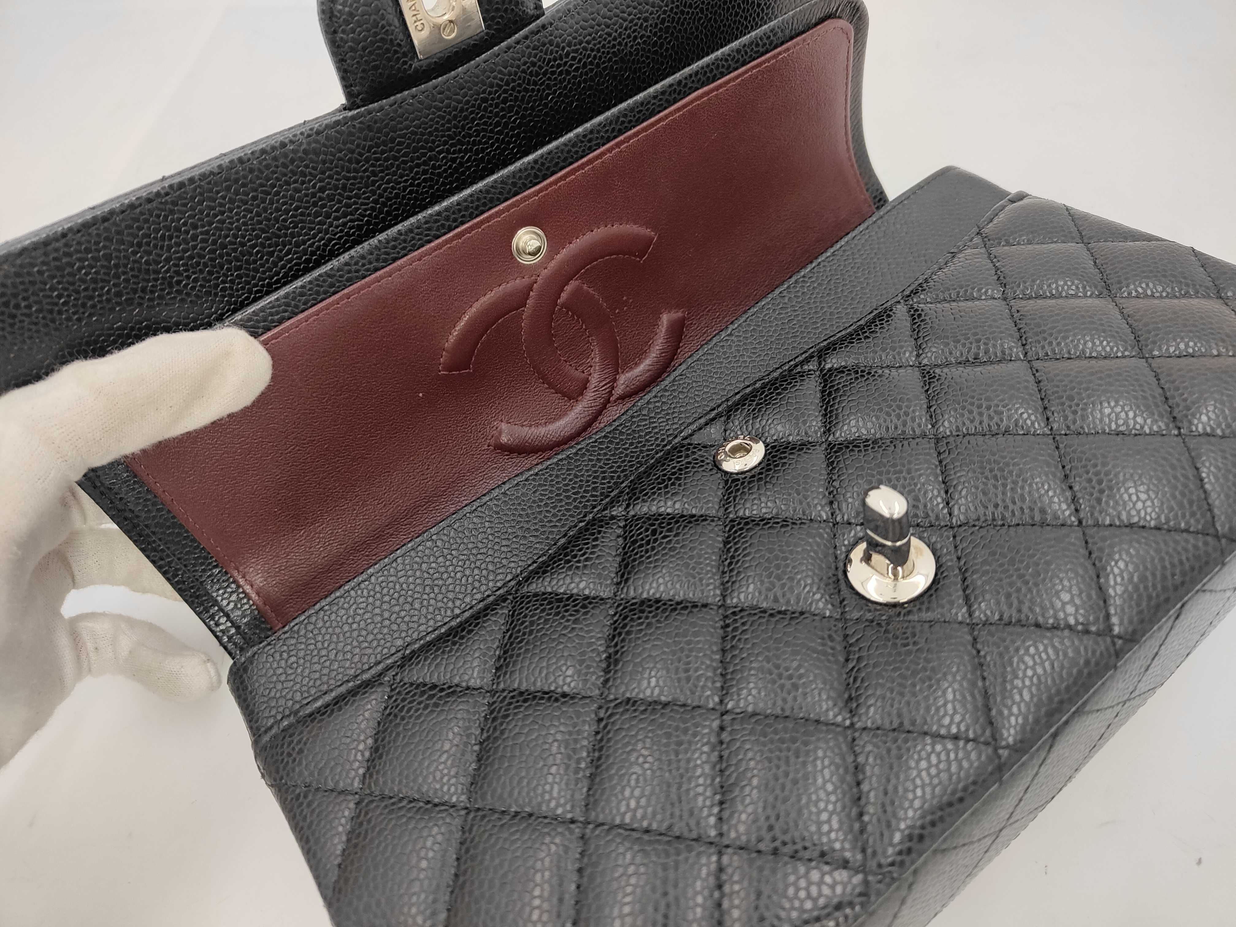 Matelassé 25 Caviar Skin Black Silver Hardware Double Flap Shoulder Bag (Serial Number 29) — view 7