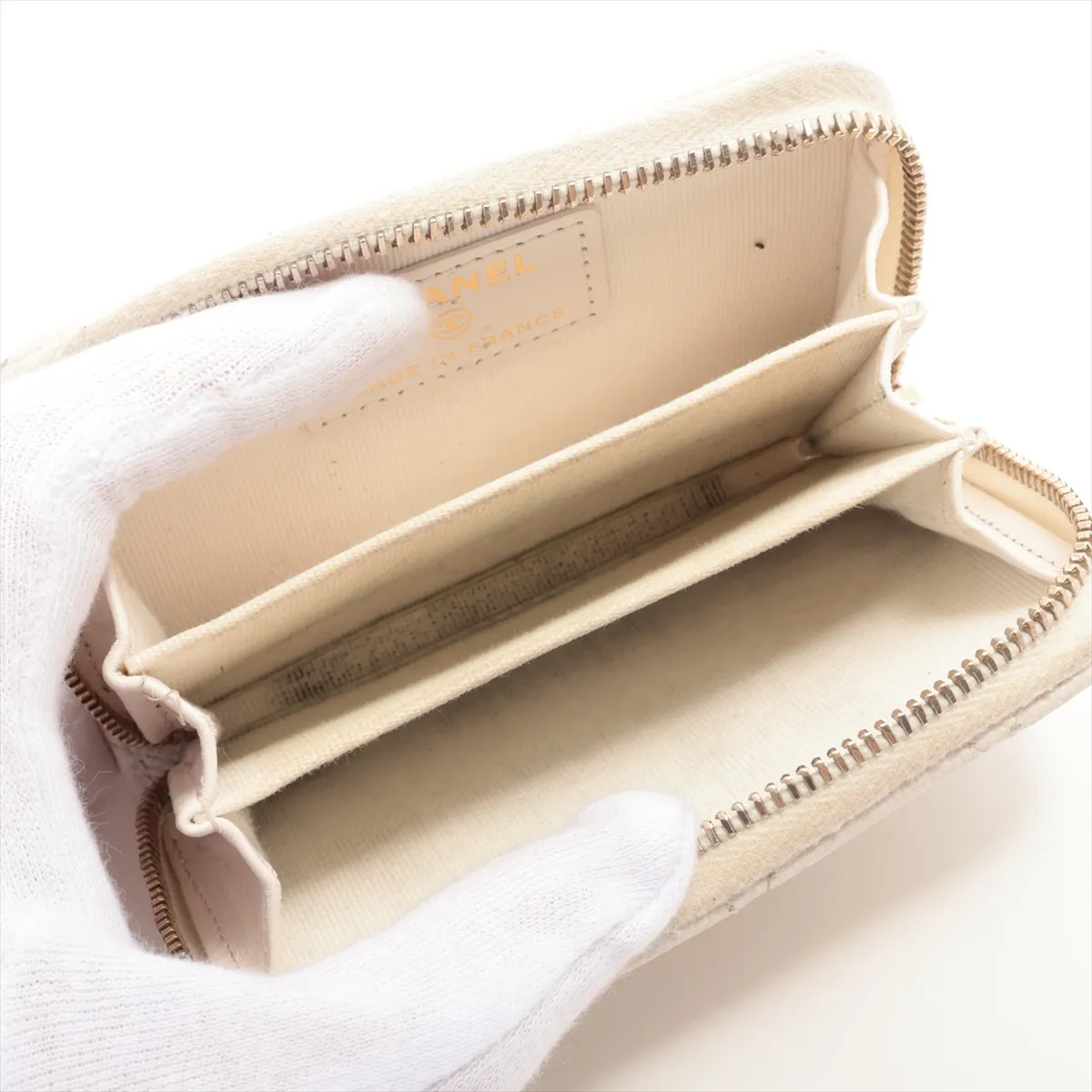 Matelassé Caviar Skin Coin Case, White with Gold Hardware, C6PC70A2 — view 3