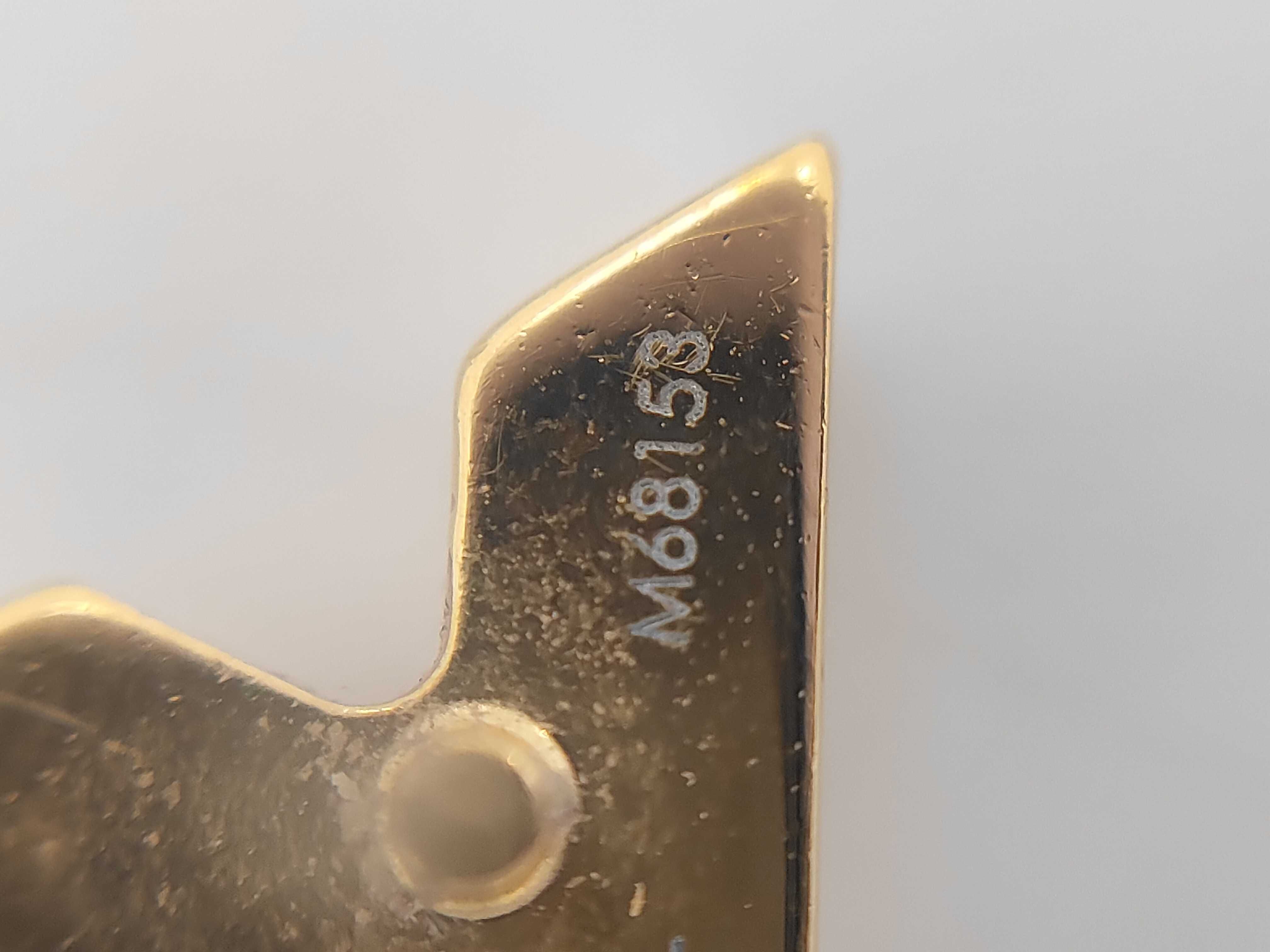 Essential V Earrings, Gold, M68153 — view 3