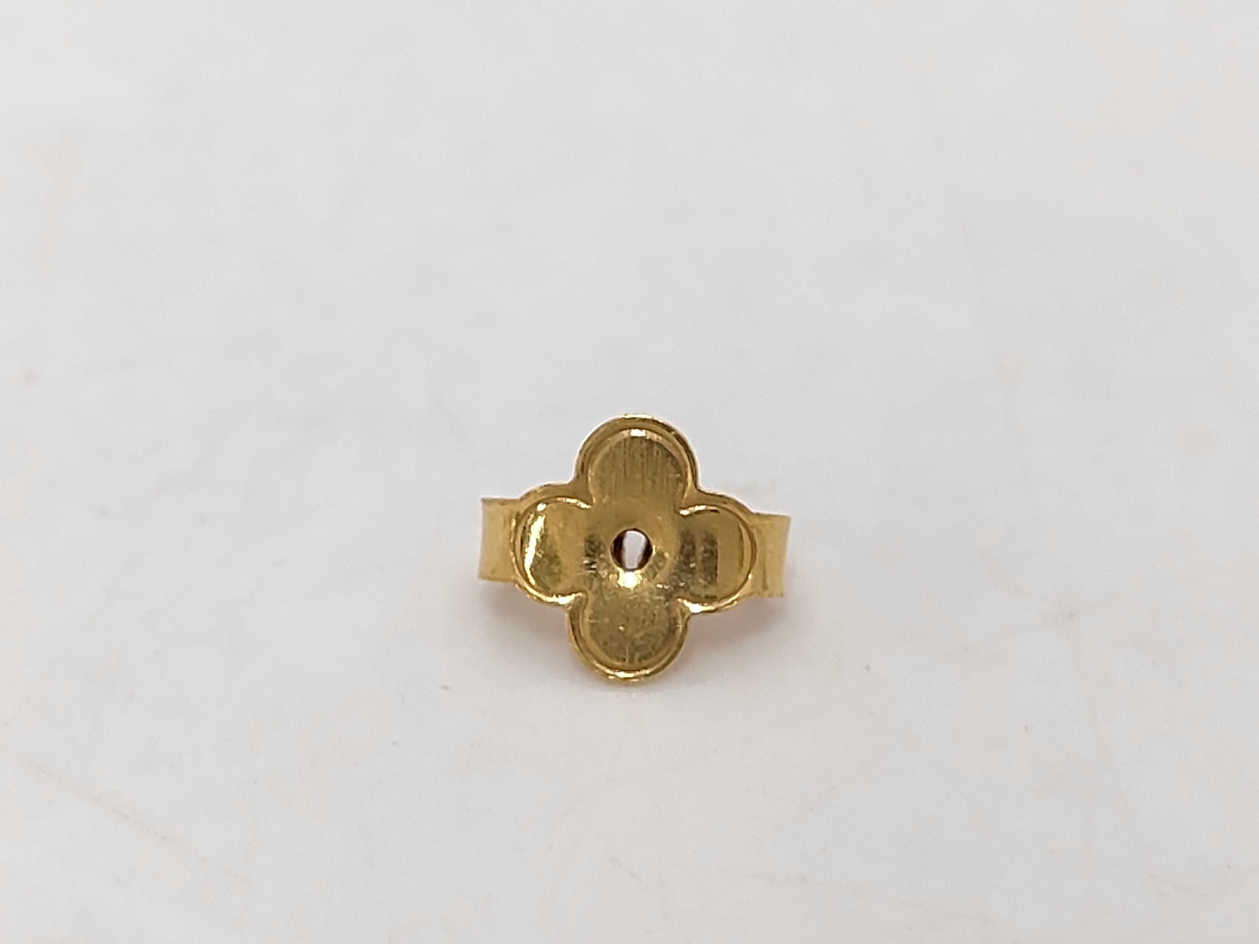 Essential V Earrings, Gold, M68153 — view 4