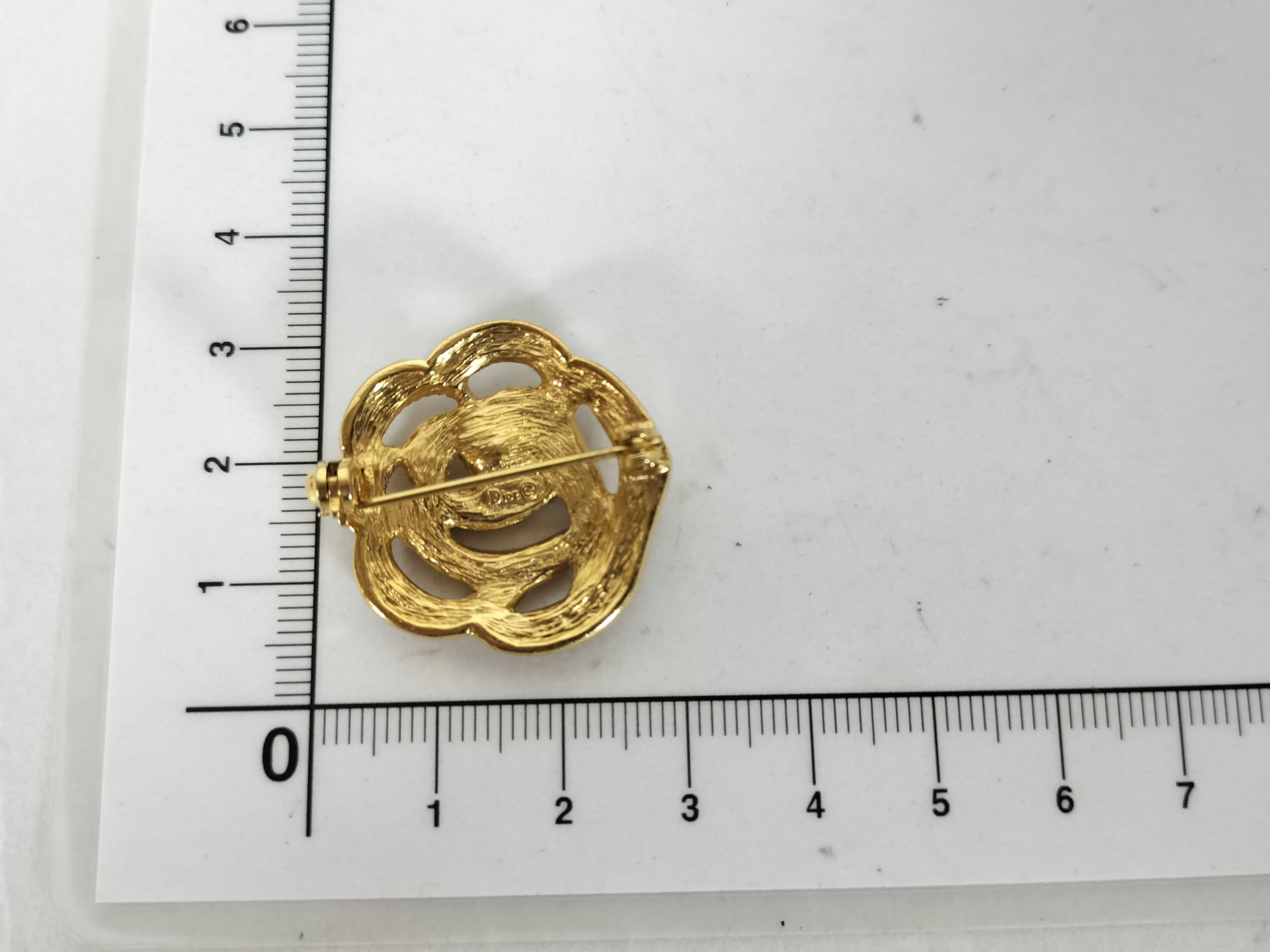 brooch — view 2