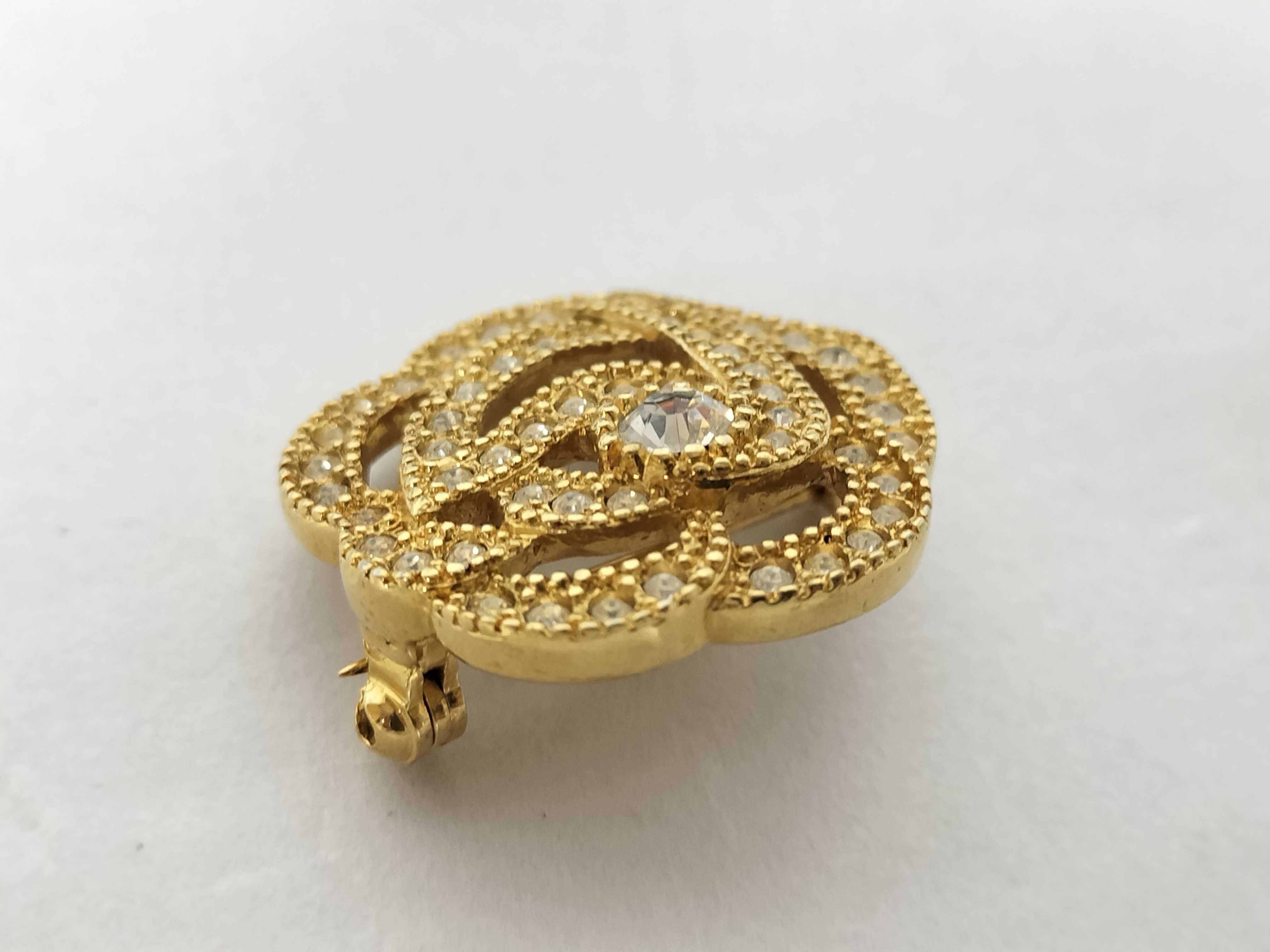 brooch — view 3