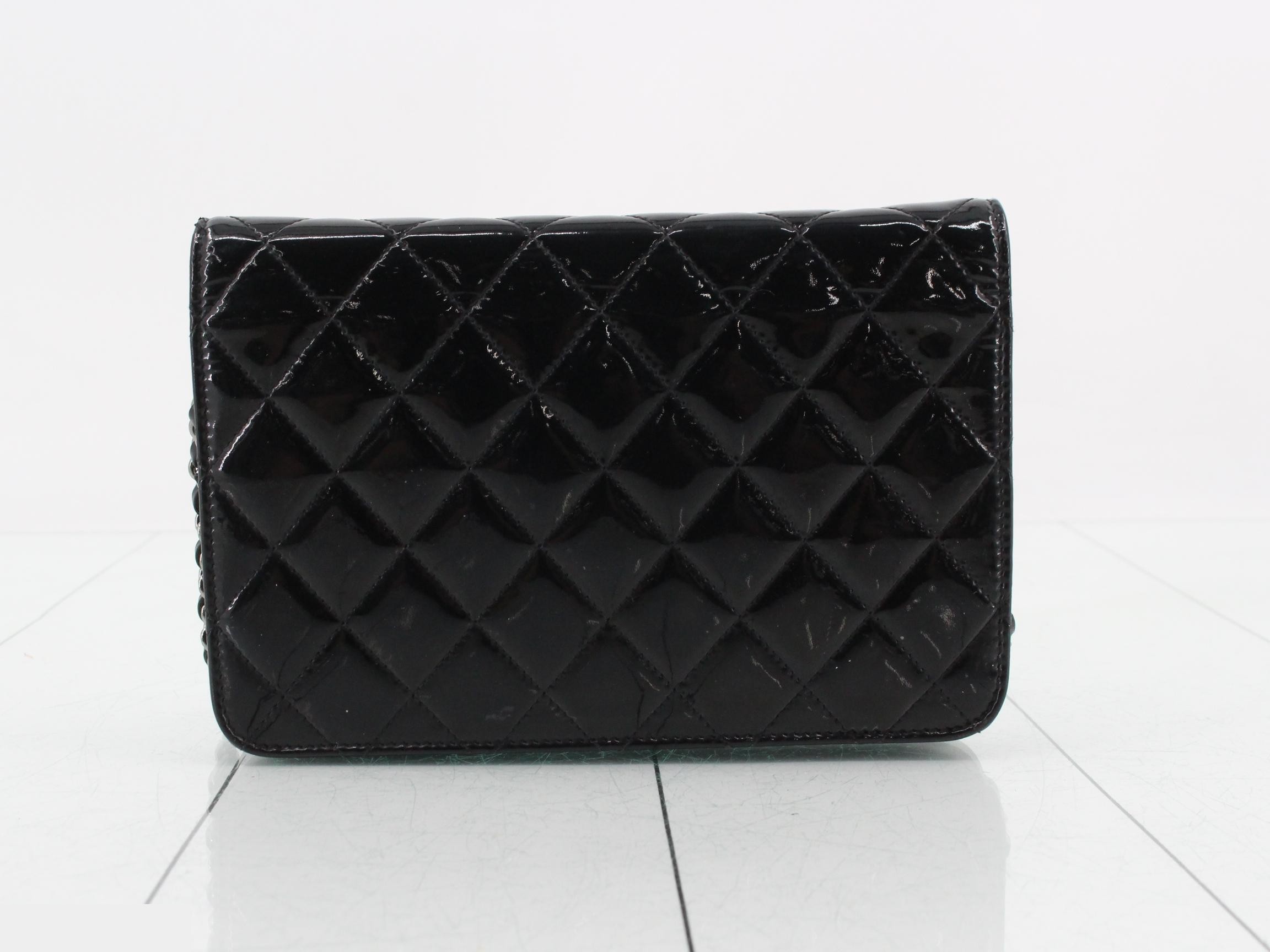Patent leather matelassé chain wallet — view 2