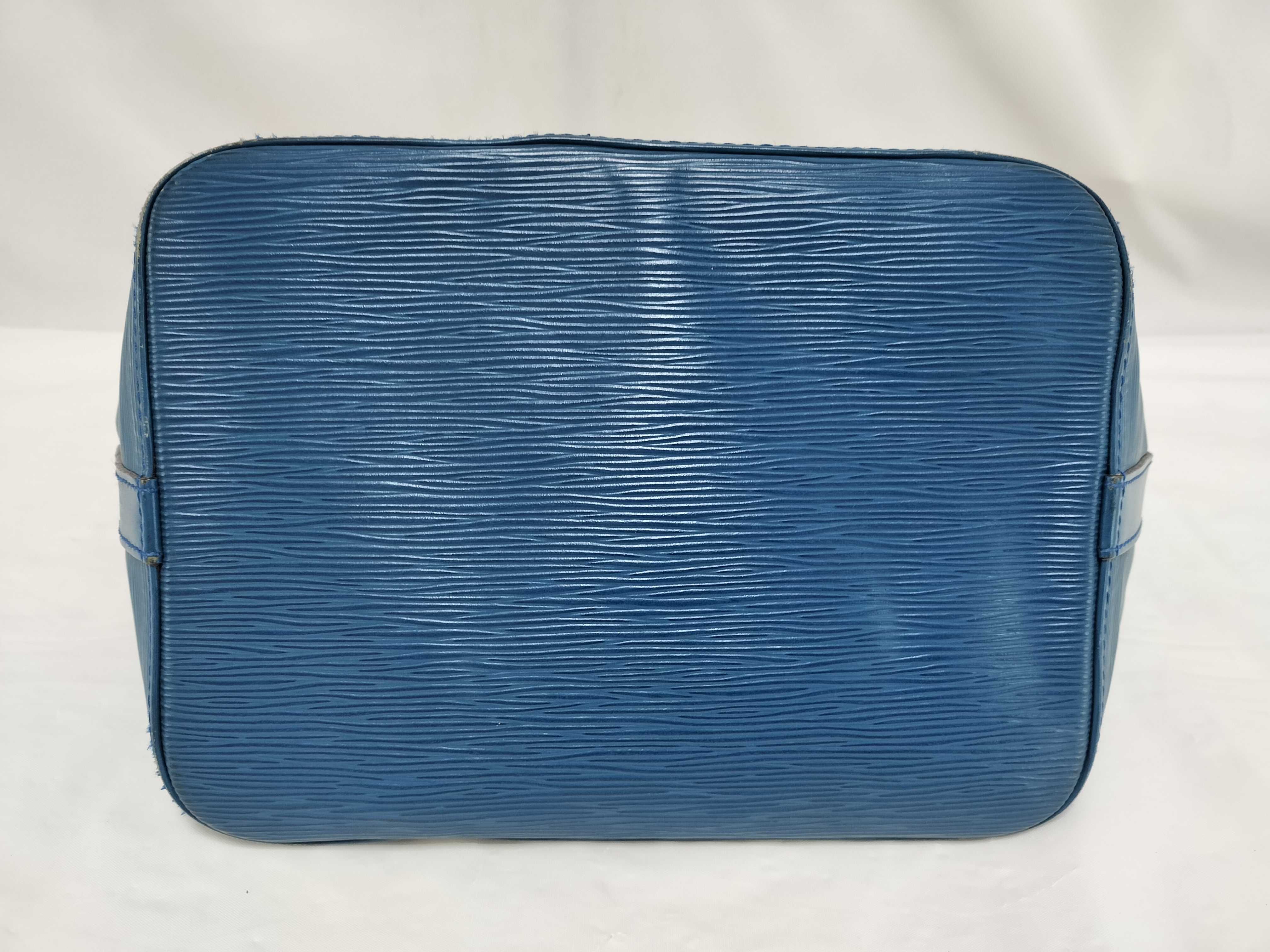 Epi Petit Noé Shoulder Bag — view 7