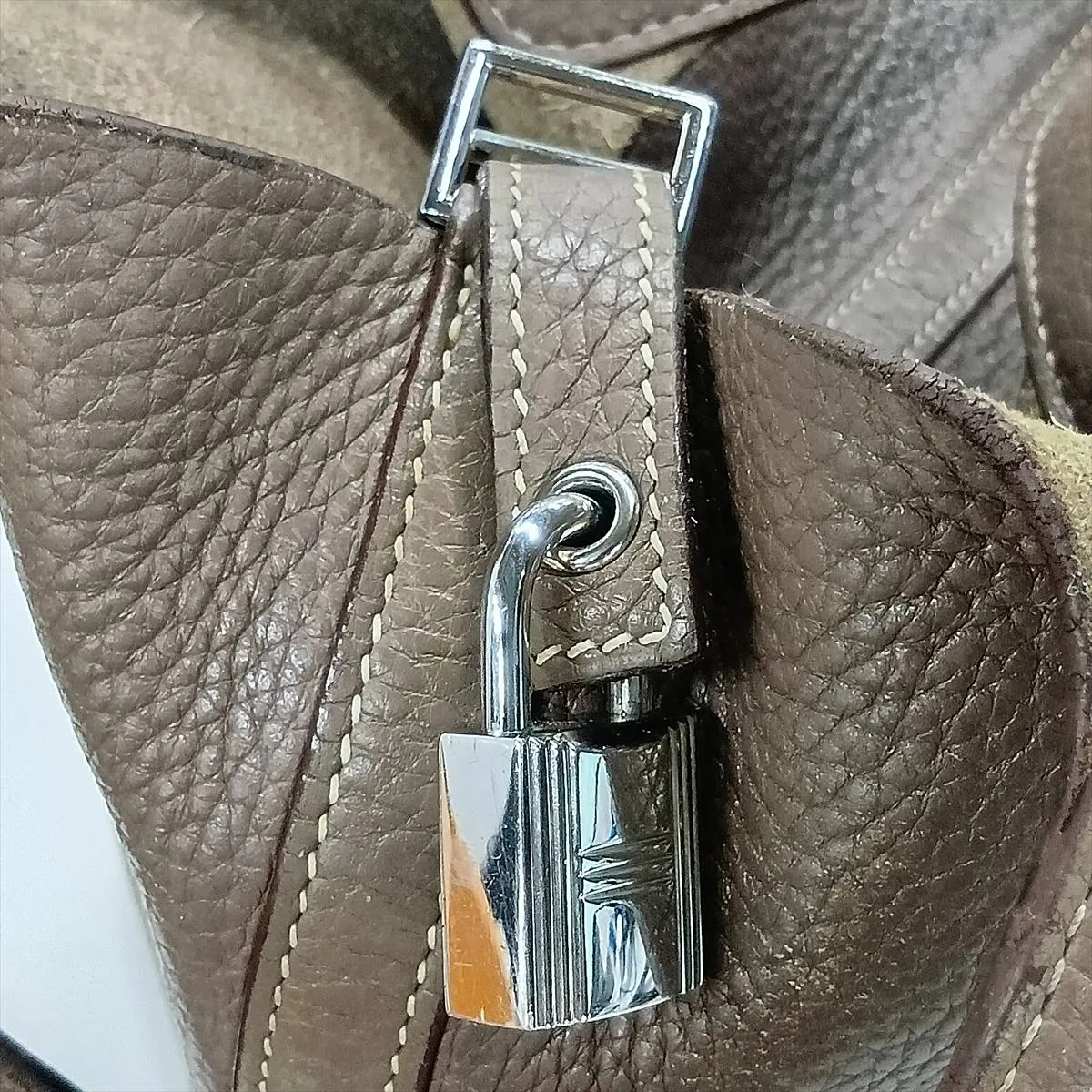 Picotin Lock 18 PM, Taurillon Clemence leather, Etoupe color, silver hardware. N: 2010. Key not included. — view 14