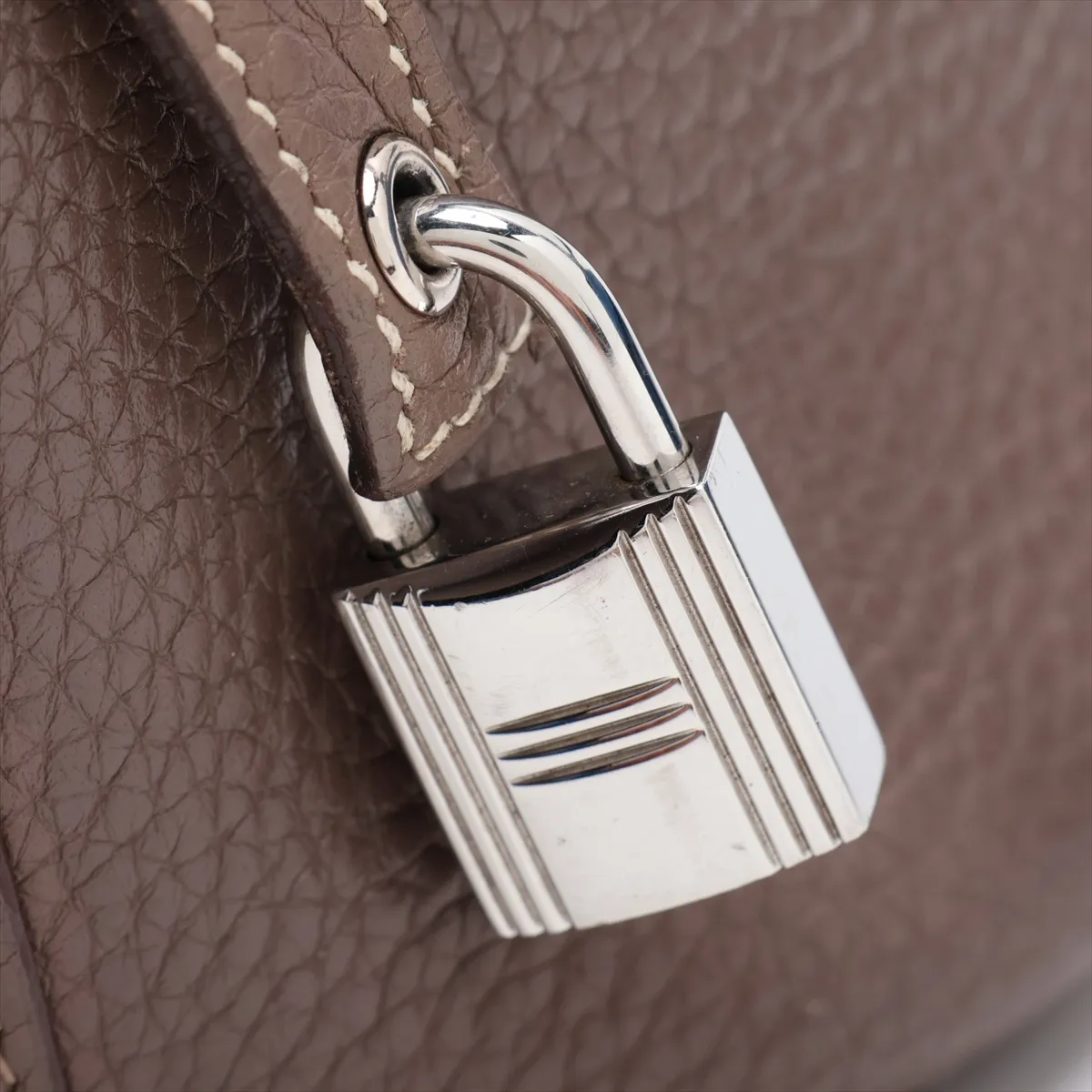 Picotin Lock 18 PM, Taurillon Clemence leather, Etoupe color, silver hardware. N: 2010. Key not included. — view 9