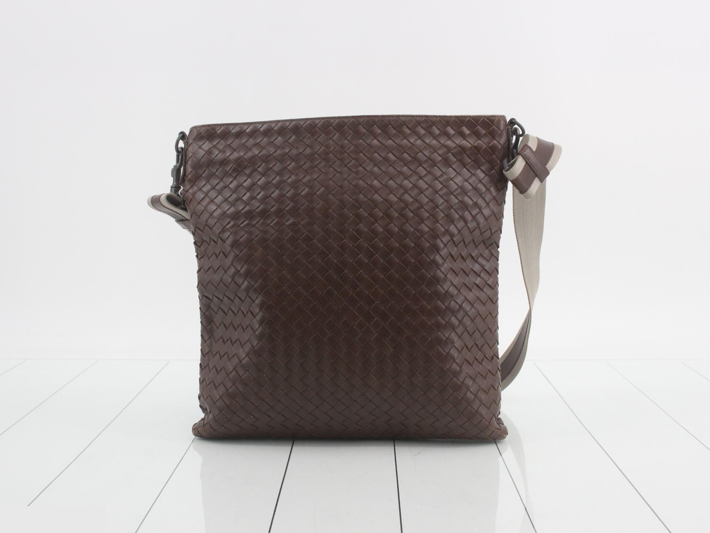 Intrecciato leather shoulder bag, dark brown. — view 2