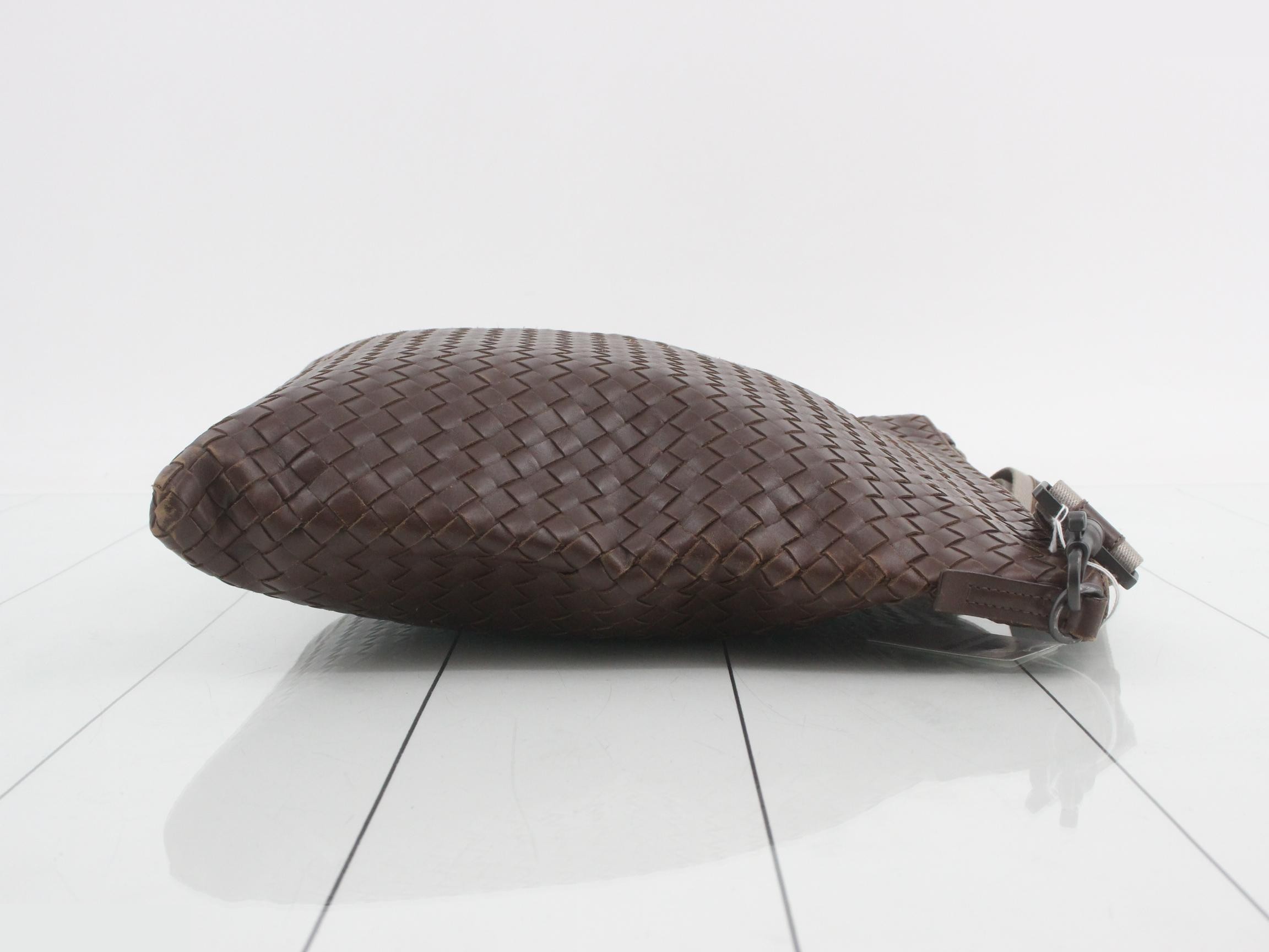 Intrecciato leather shoulder bag, dark brown. — view 3