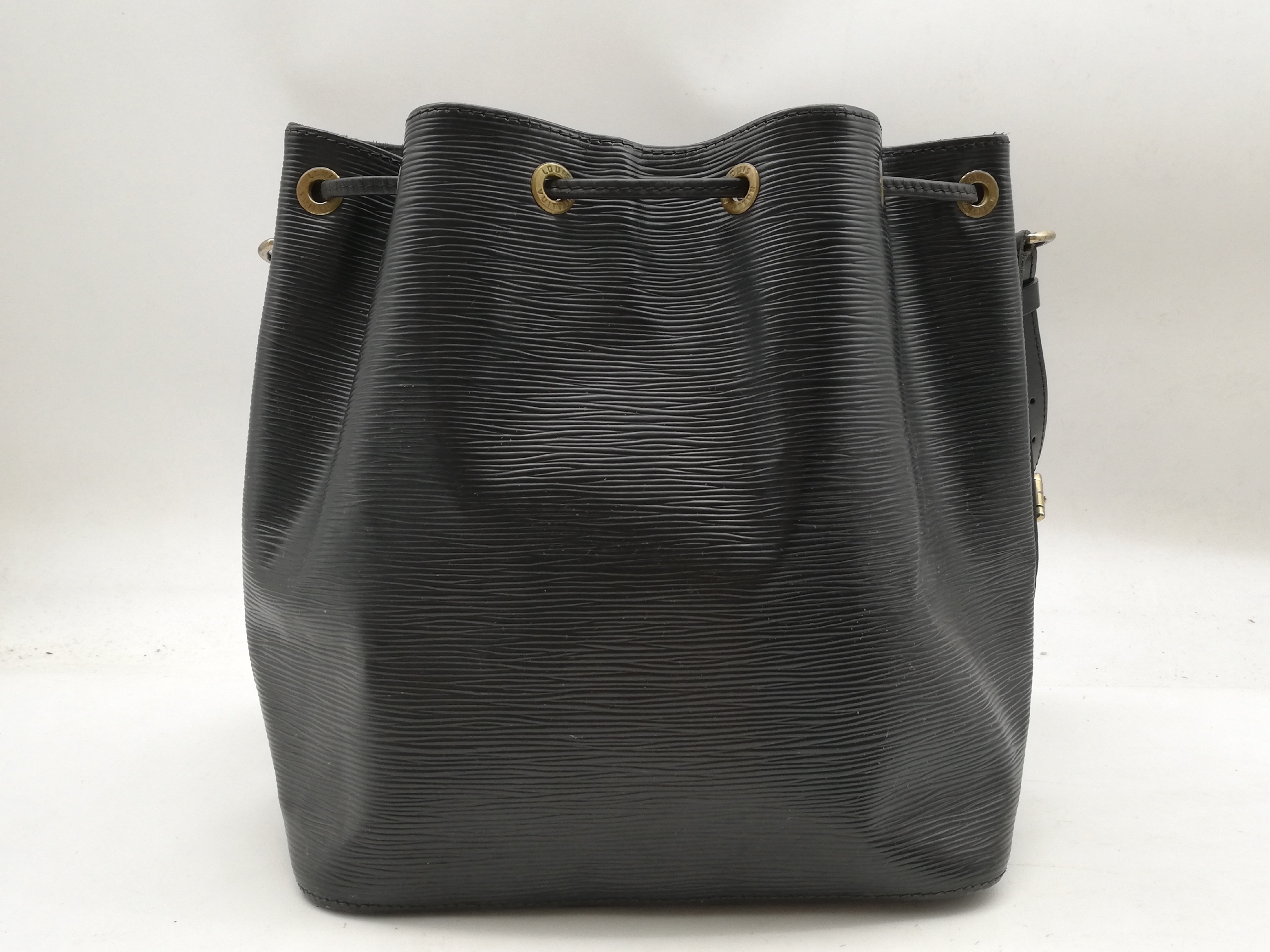 Epi Petit Noé Noir M44102 Shoulder Bag — view 2