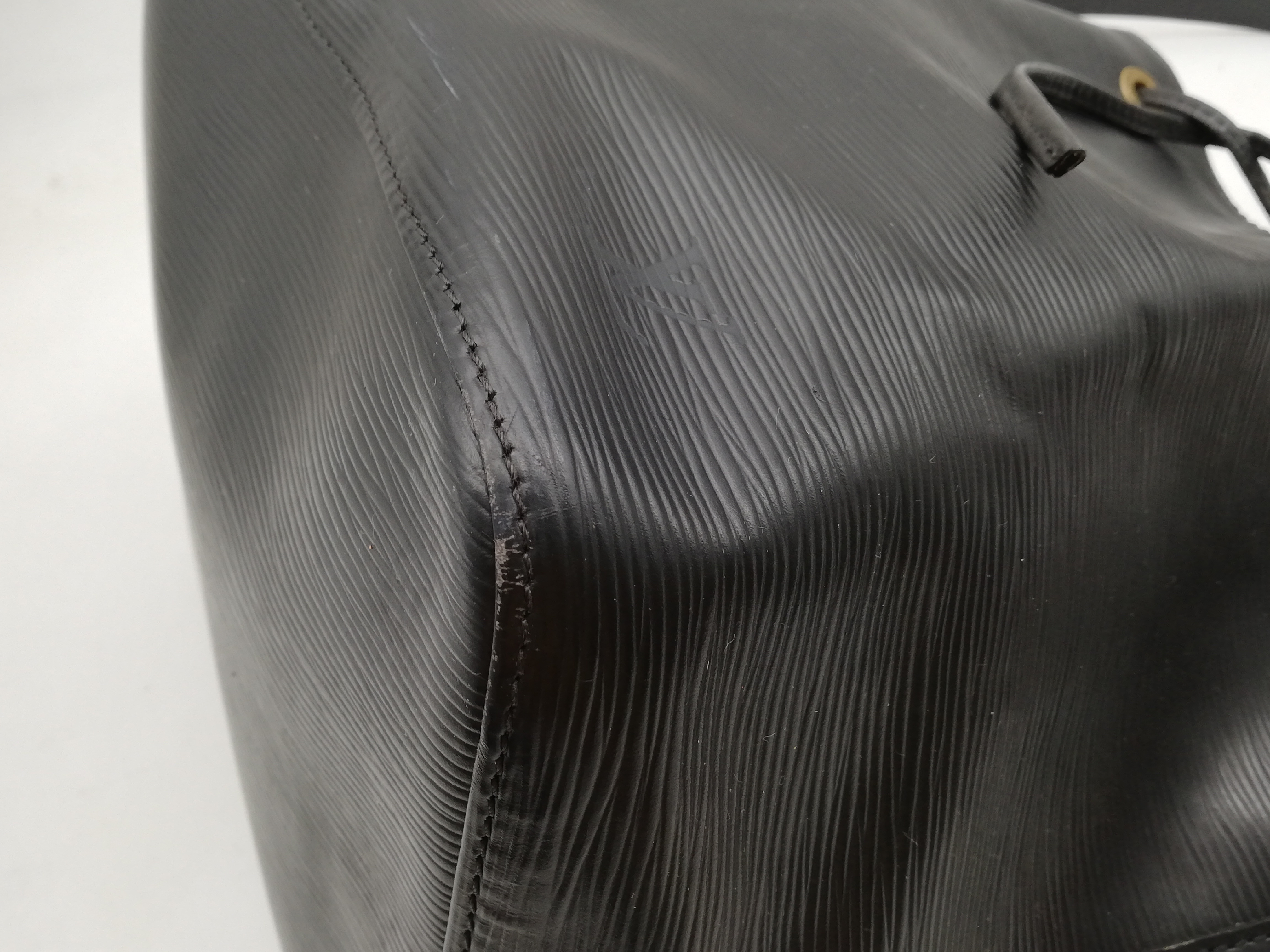 Epi Petit Noé Noir M44102 Shoulder Bag — view 11