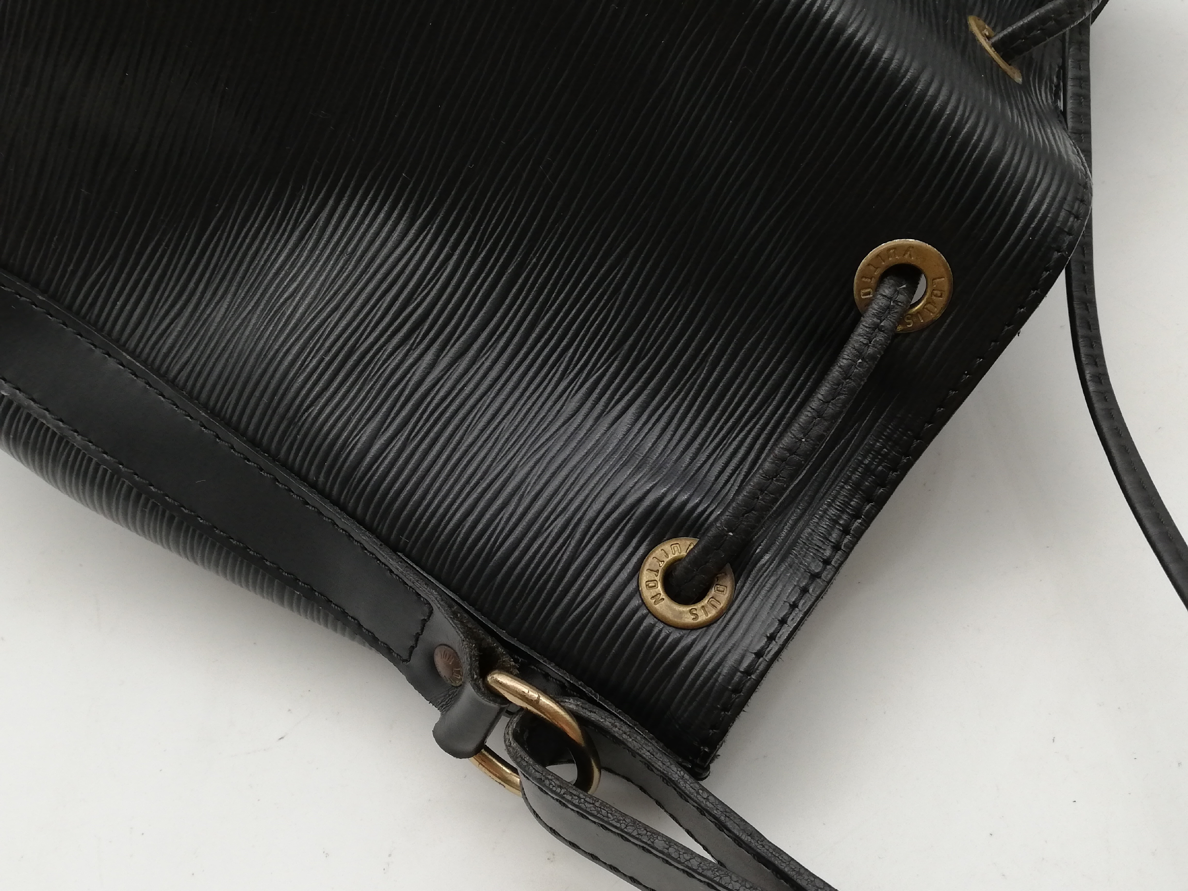 Epi Petit Noé Noir M44102 Shoulder Bag — view 12
