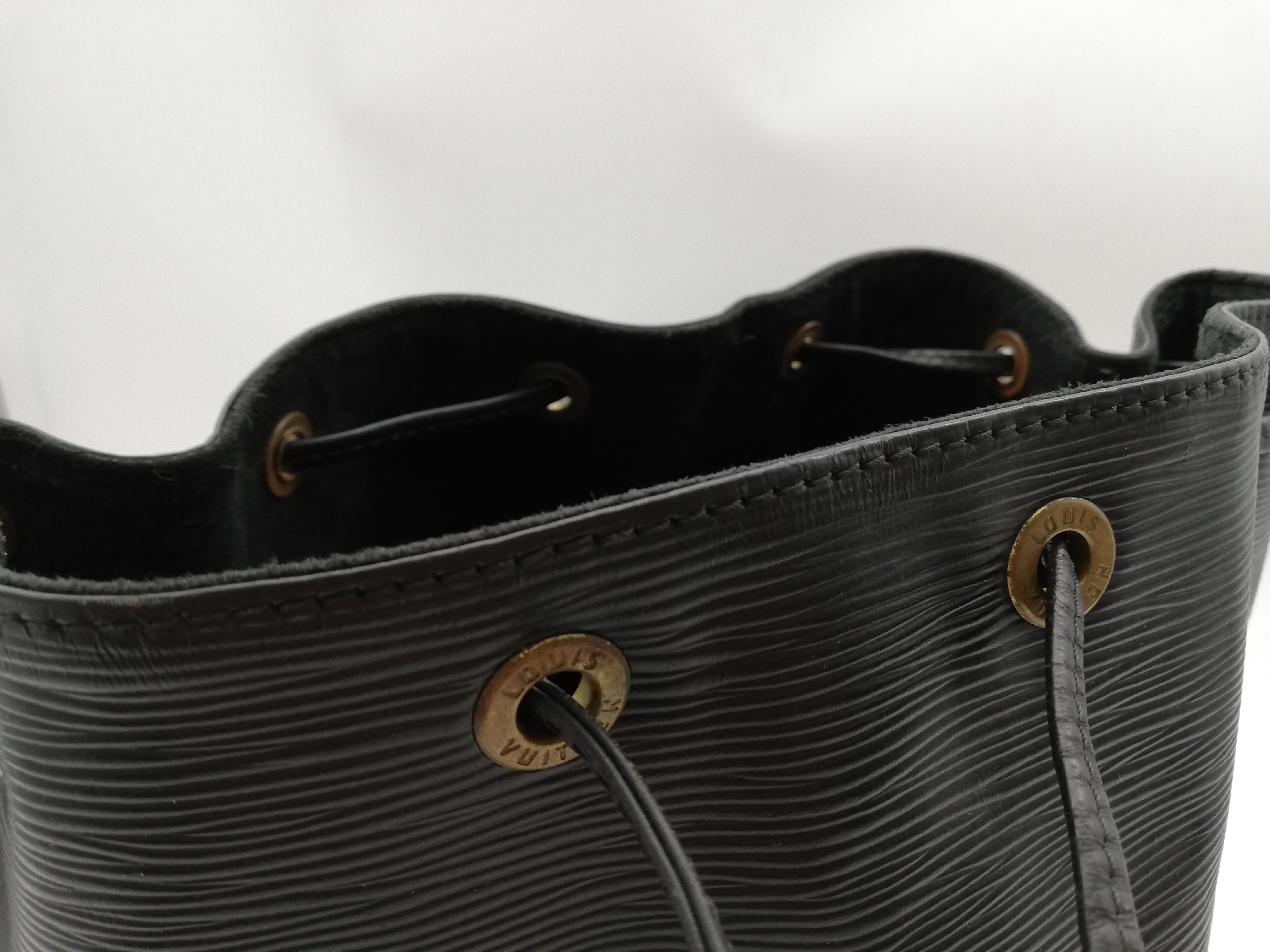 Epi Petit Noé Noir M44102 Shoulder Bag — view 13