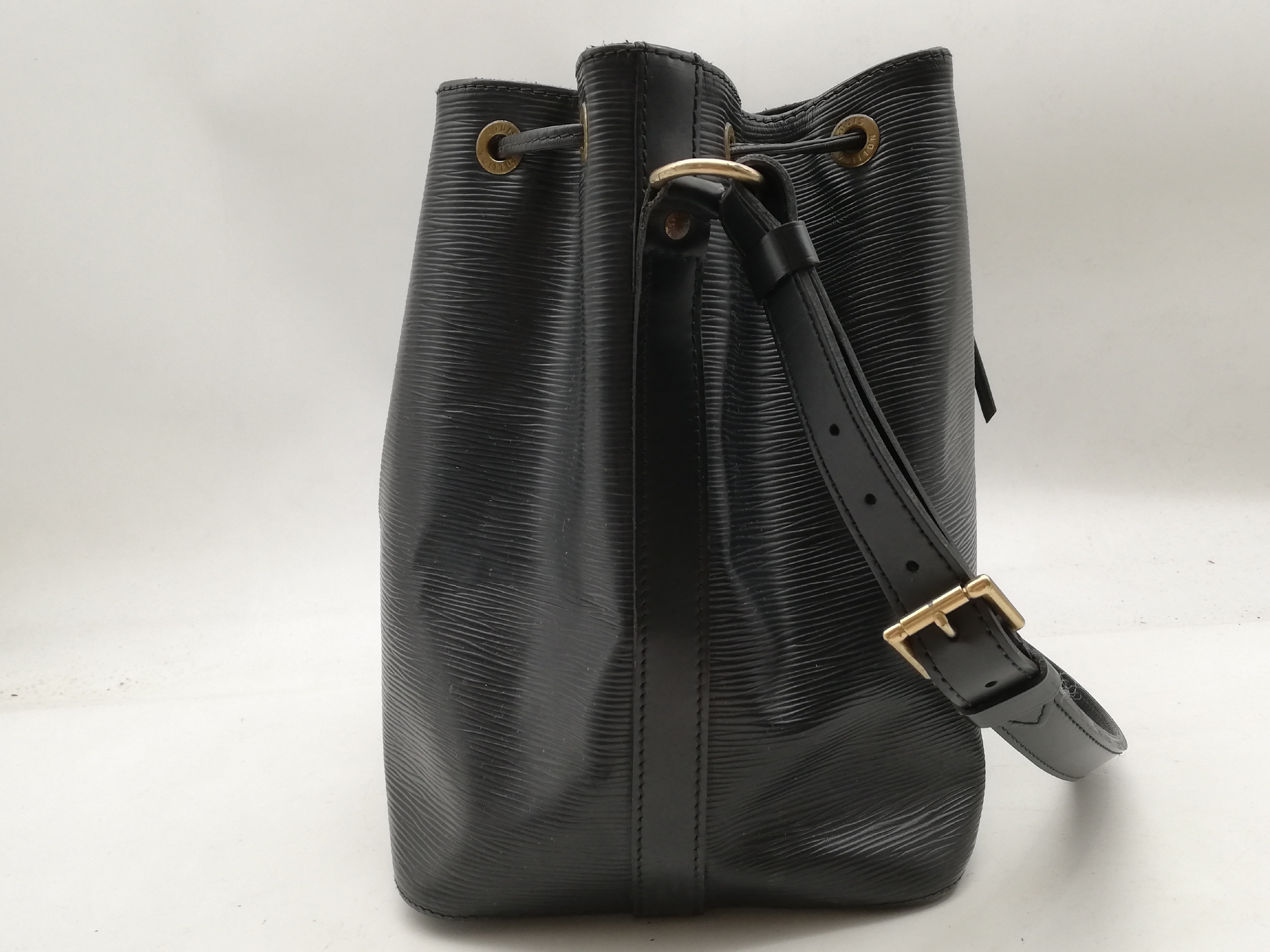 Epi Petit Noé Noir M44102 Shoulder Bag — view 3
