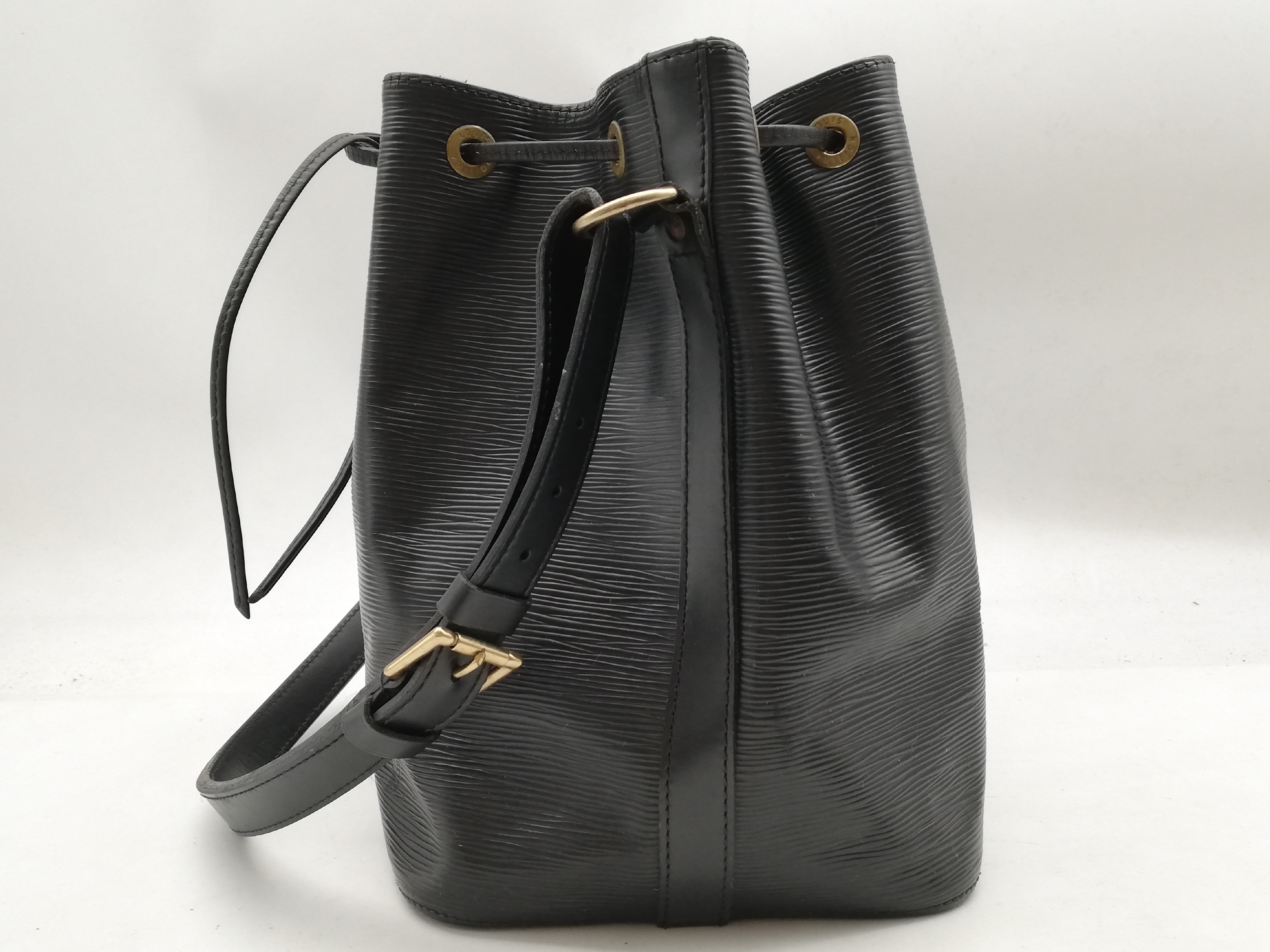 Epi Petit Noé Noir M44102 Shoulder Bag — view 4