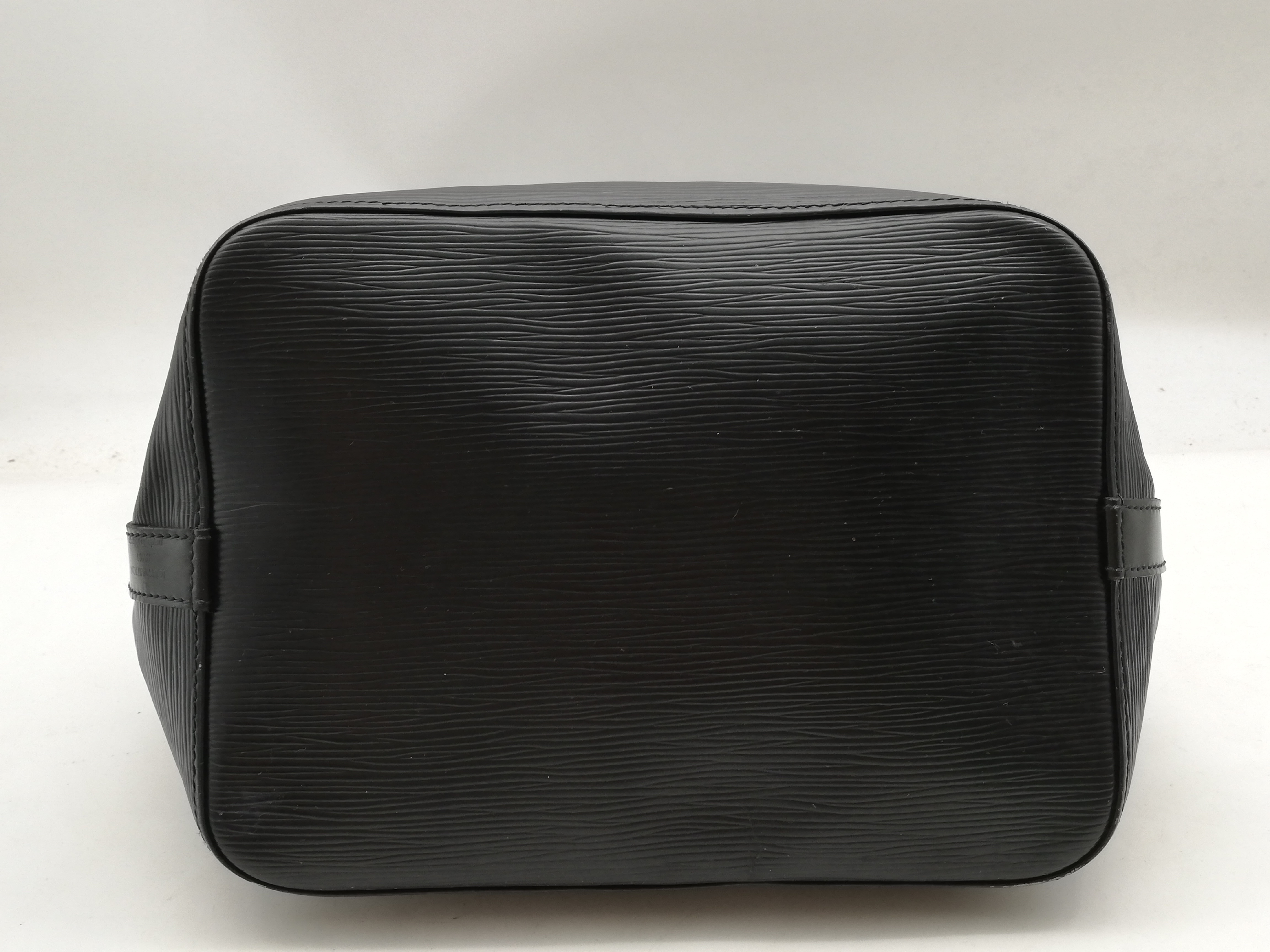 Epi Petit Noé Noir M44102 Shoulder Bag — view 5