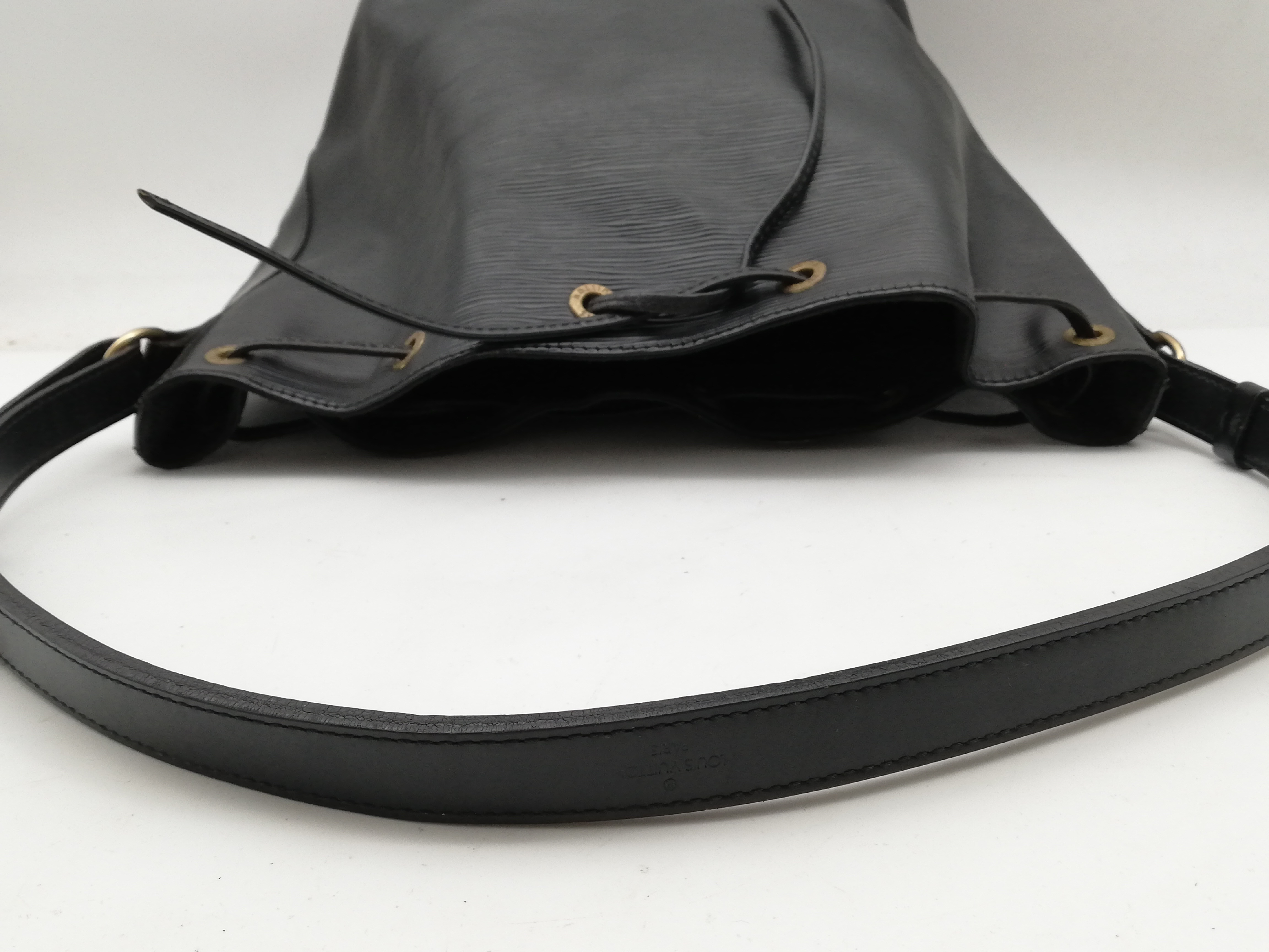 Epi Petit Noé Noir M44102 Shoulder Bag — view 6