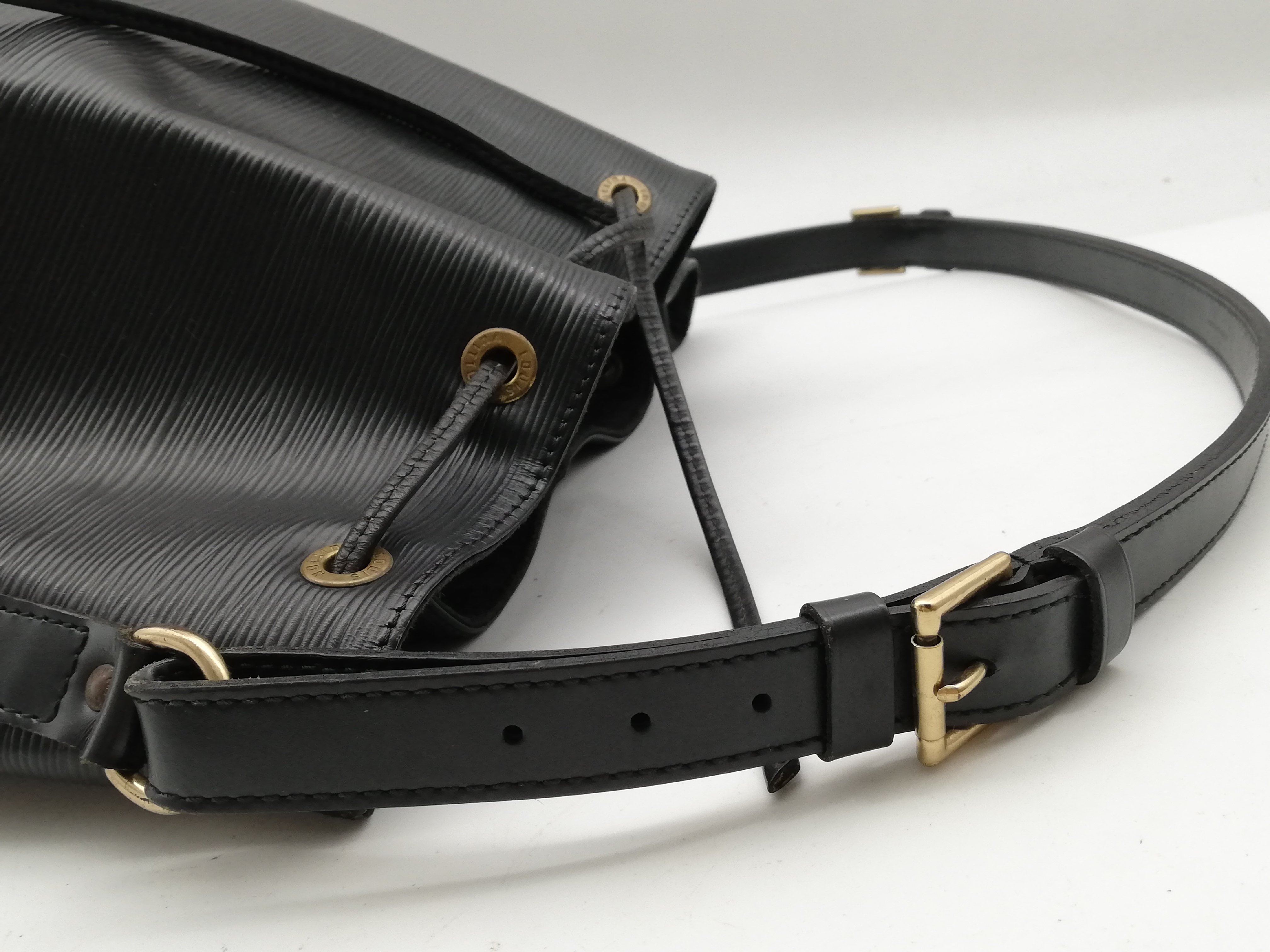 Epi Petit Noé Noir M44102 Shoulder Bag — view 7