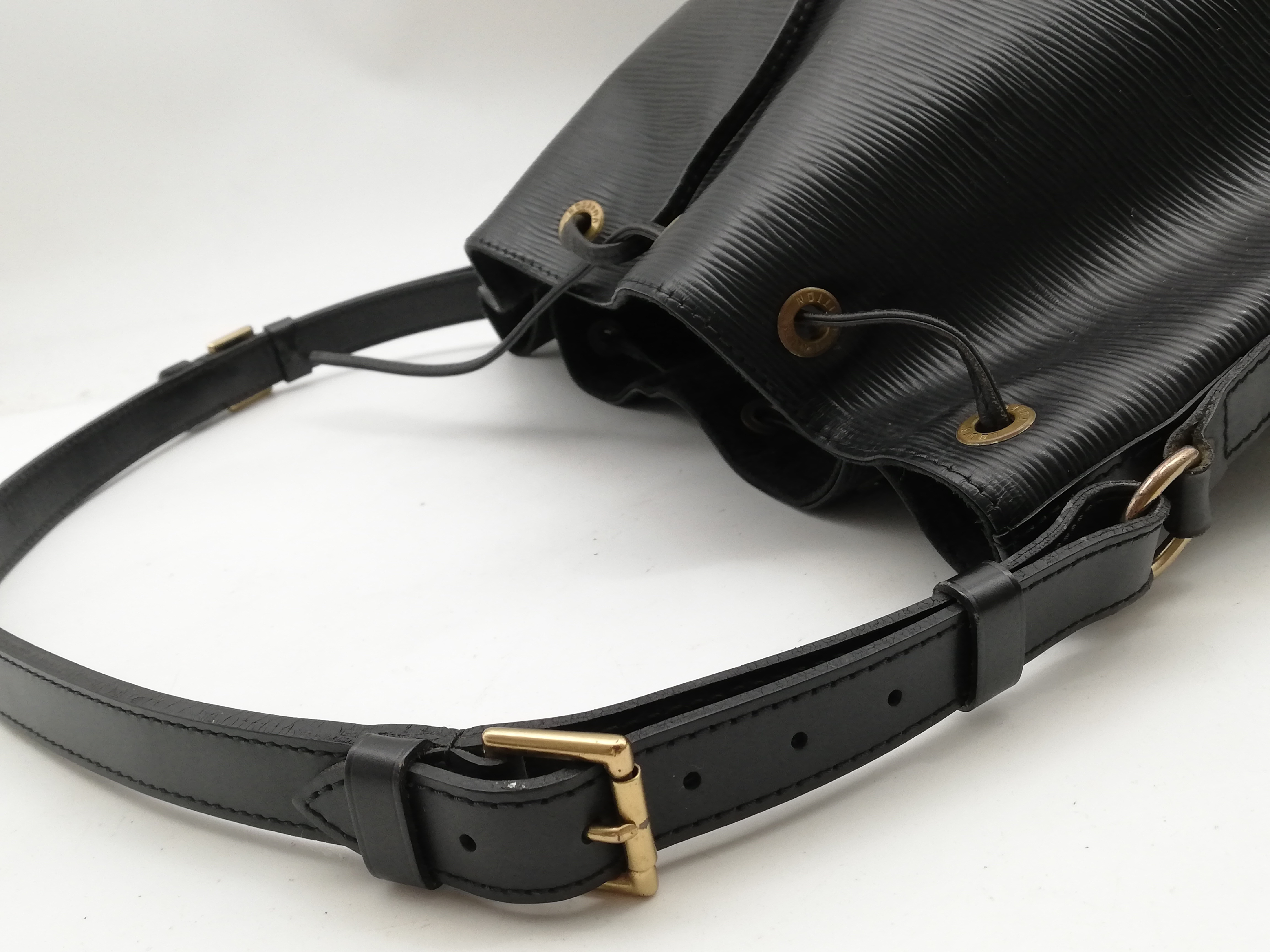 Epi Petit Noé Noir M44102 Shoulder Bag — view 8